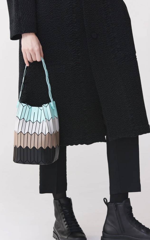 Baobao Issey Miyake Large Bucket กระเป๋าบัคเก็ตขนาดใหญ่สามารถใช้ใส่ร่มพับได้หรือขวดน้ำขนาดเล็กได้ ซีรีย์ใหม่นี้มีจุดเด่นที่แผ่นรูปทรงสี่เหลี่ยมด้านขนานในแนวตั้ง