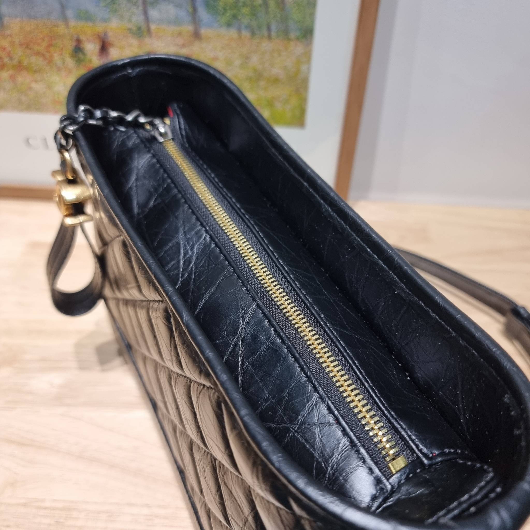 CHANEL Gabrielle Bag Medium สวยคลาสสิค No.1 ต้องยกให้ไอเท็มนี้เท่านั้น กับกระเป๋าสะพายซิกเนเจอร์ ดีไซน์ไม่เหมือนใคร เป็นเอกลักษณ์