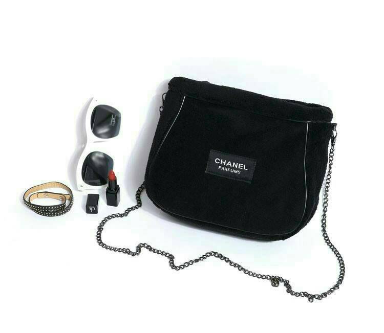 Best Seller! กระเป๋าสะพาย CHANEL PERFUME CROSSBODY BAG ของสมนาคุณจาก เคาเตอร์แบรนด์ดัง CHANEL เปิด/ปิด ด้วยซิบ มาพร้อมสายโซ่ที่ถอดได้ ด้านในซับกันน้ำ ที่จับรูดซิปเก๋ ปั้มแบรนด์ CHANEL ขนกระเป๋านุ่มเวอร์ จุของได้เยอะ ใช้เป็นกระเป๋าใส่เครื่องสำอางค์ ใช้ถือ