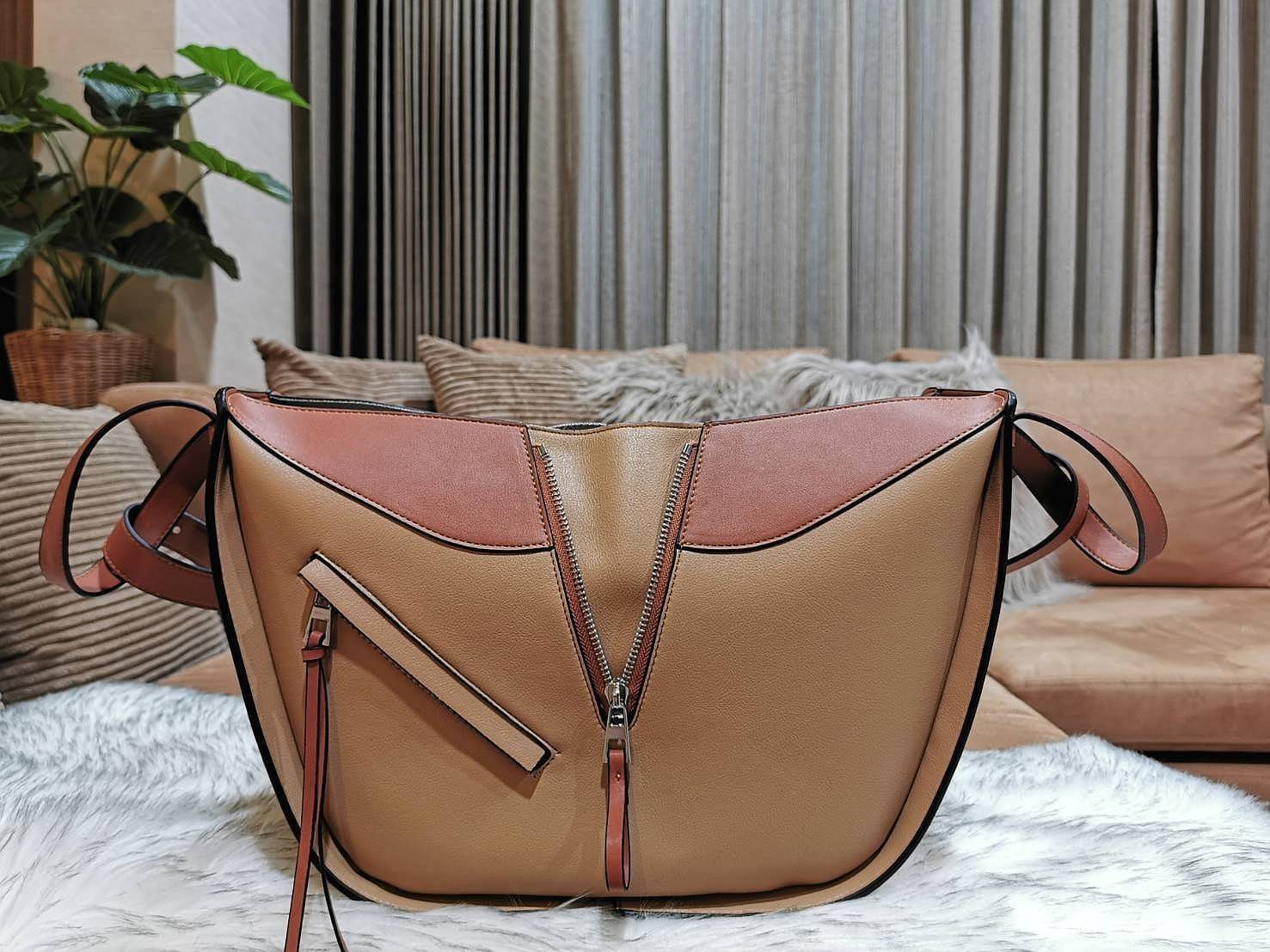 LOEWE Hammock Small leather and canvas LOEWE HANDLE & SHOULDER BAG GIFT WITH PURCHASE (GWP) กระเป๋าถือหรือสะพายหนังแท้พรีเมี่ยมกิ๊ฟ Limited จาก LOEWE PERFUME DUTYFREE รุ่น Rare items สุดๆวัสดุหนังแท้ Calfskin หนังสวยดีไซน์มีเอกลักษณ์ ใบใหญ่กำลังดี น้ำหนัก