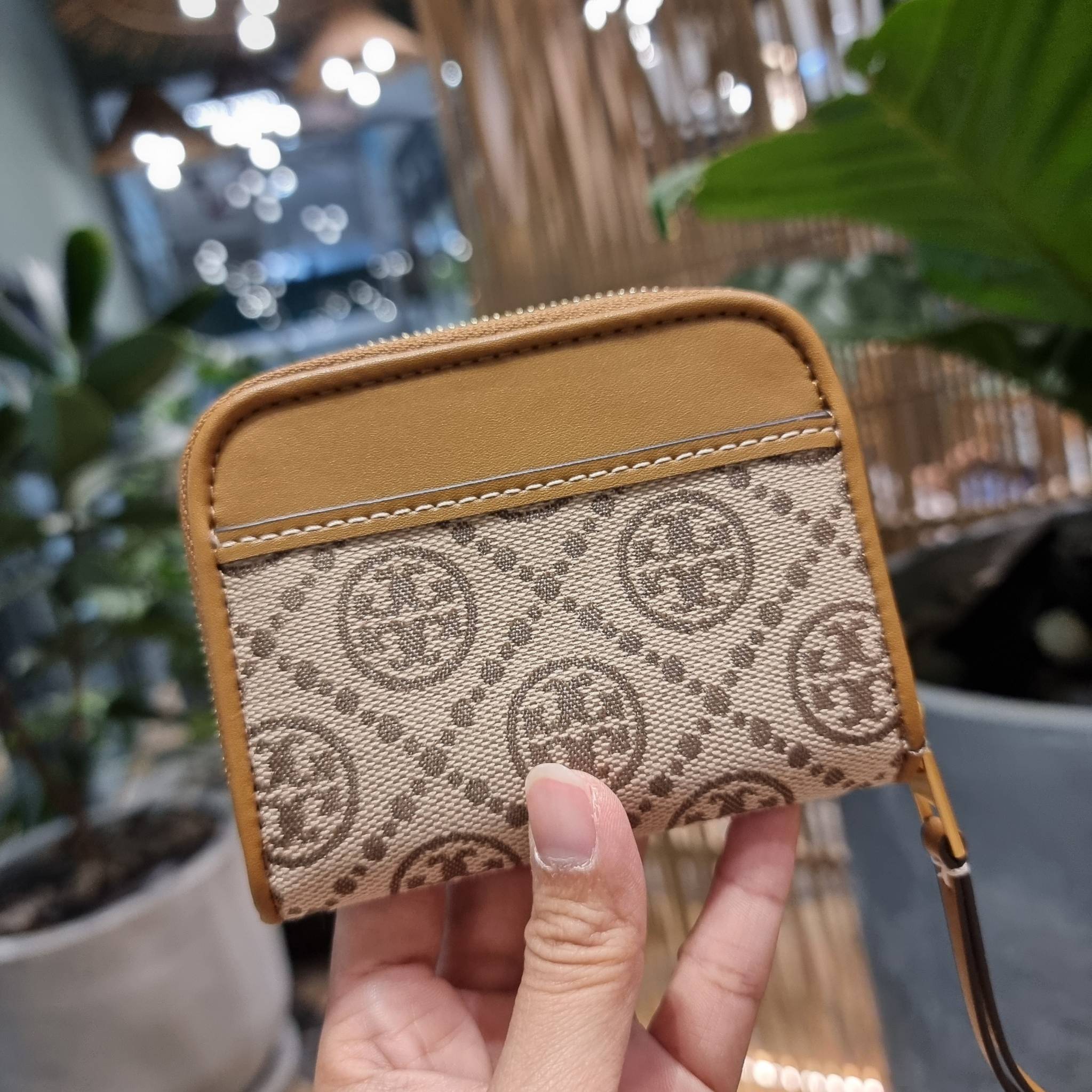 TORY BURCH T MONOGRAM ZIP COIN CASE จัดไปเลยจ้า กับกระเป๋าสตางค์รับทรัพย์ ใบสั้น สวยหรู ขนาดเหมาะมือ ถือแล้วขับผิว วัสดุผ้า jacquard ตัดสลับหนังแท้ รูดเปิด-ปิดด้วยซิป ภายในมีช่องใส่บัตร ใบนี้ใส่เหรียญ ใส่ธนบัตรได้ (พับ) พกพาได้สะดวก ไม่กินพื้นที่กระเป๋าใบ