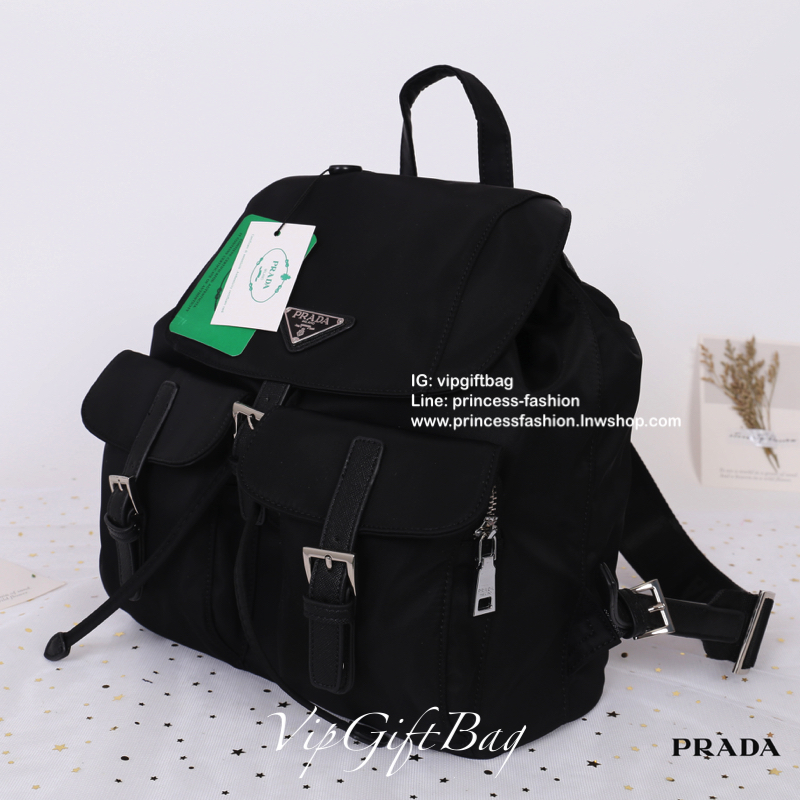 PRADA premium gift Nylon Backpack With Pocket วัสดุผ้าไนล่อนกันน้ำเนื้อหนาอย่างดี ใบนี้ ดีไซต์สวยเก๋ งานดีมากๆ อะไหล่แบรนด์ทุกจุด ใบนี้เก๋ตรงที่ เป็นเป้แบบหูรูด ทรงสวยน่ารัก แถมยังมีเปิดปิดด้วยกระดุมแม่เหล็กและแต่งด้วยเข็มขัดปรับได้ด้วย ด้านหน้ามีกระเป๋าอ