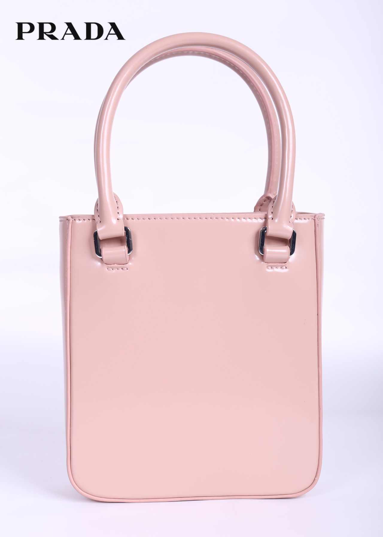 PRADA Small brushed leather tote กระเป๋าTote ขนาดเล็กที่มีดีไซน์ทรงเหลี่ยมโฉบเฉี่ยว วัสดุจากหนังเงาซึ่งเป็นวัสดุที่โดดเด่นของแบรนด์มาตั้งแต่ยุค 90'