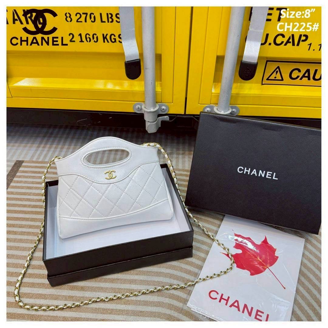 Chanel 31 Mini Shopping Bag กระเป๋าสะพายพร้อมหูจับในตัวทรงสวยมาก ขนาดกำลังดี ปุ๊กปิ๊กน่ารัก ใช้งานสะดวก แมทชุดง่าย ทุกลุค ทุกสไตล์ เป็นไอเท็มสวยรับทรัพย์ก่อนปีใหม่ได้เลย
