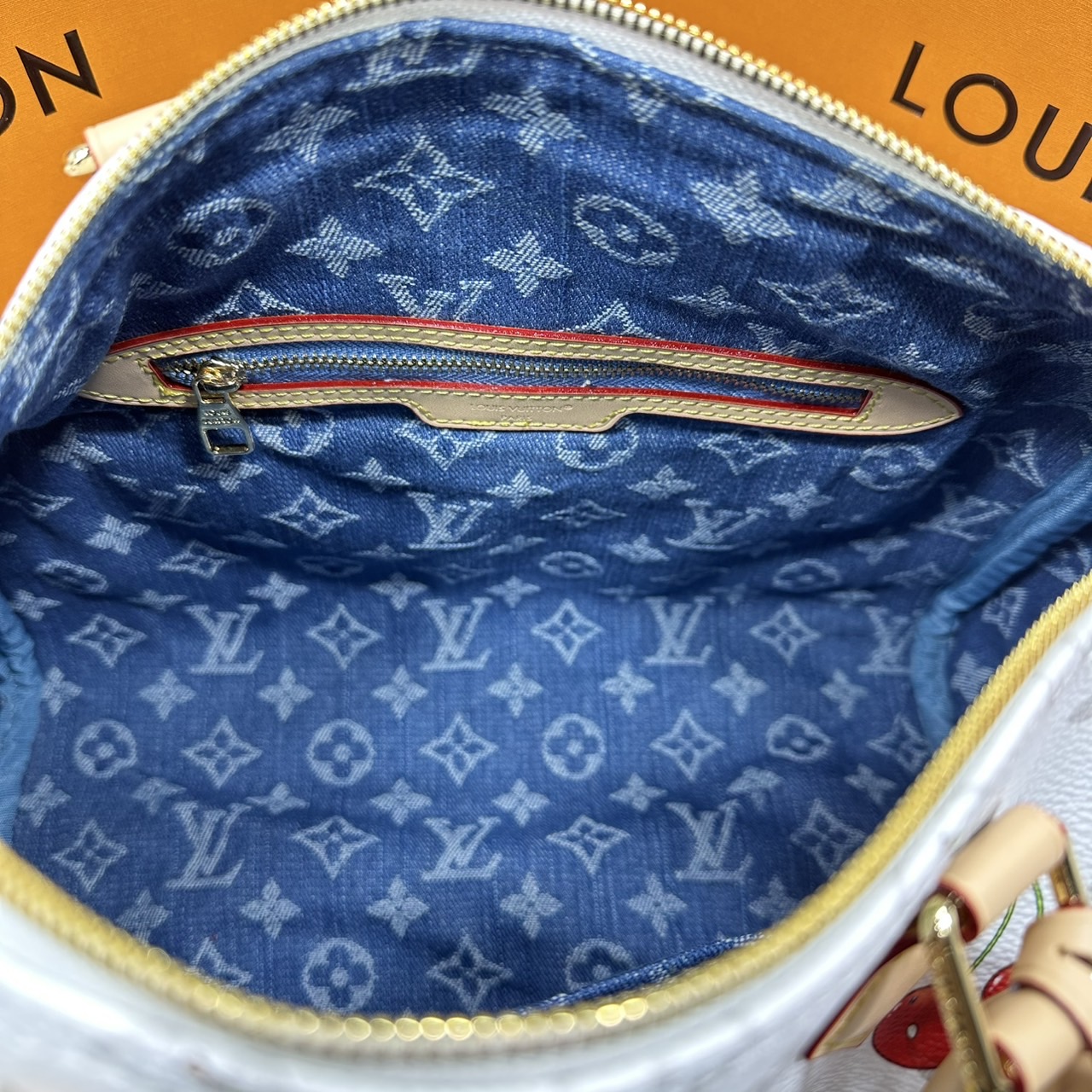 ORI หนังแท้ | LV x TM Bolsa Speedy Soft 30 Monogram cherry ช่วงนี้หน้าเชอรรี่ 🍒 กำลังออก 3 สีสุดฮอตเลือกช็อปได้เลยค่า กระเป๋าสะพายทรงหมอนใบใหญ่ ดีไซน์ใหม่มีชีวิตชีวา แสนสดใสด้วยโมโนแกรมแต่งดีเทลลายเชอร์รี่โดดเด่นสะท้อนความงามเปี่ยมสีสันอันเป็นเอกล