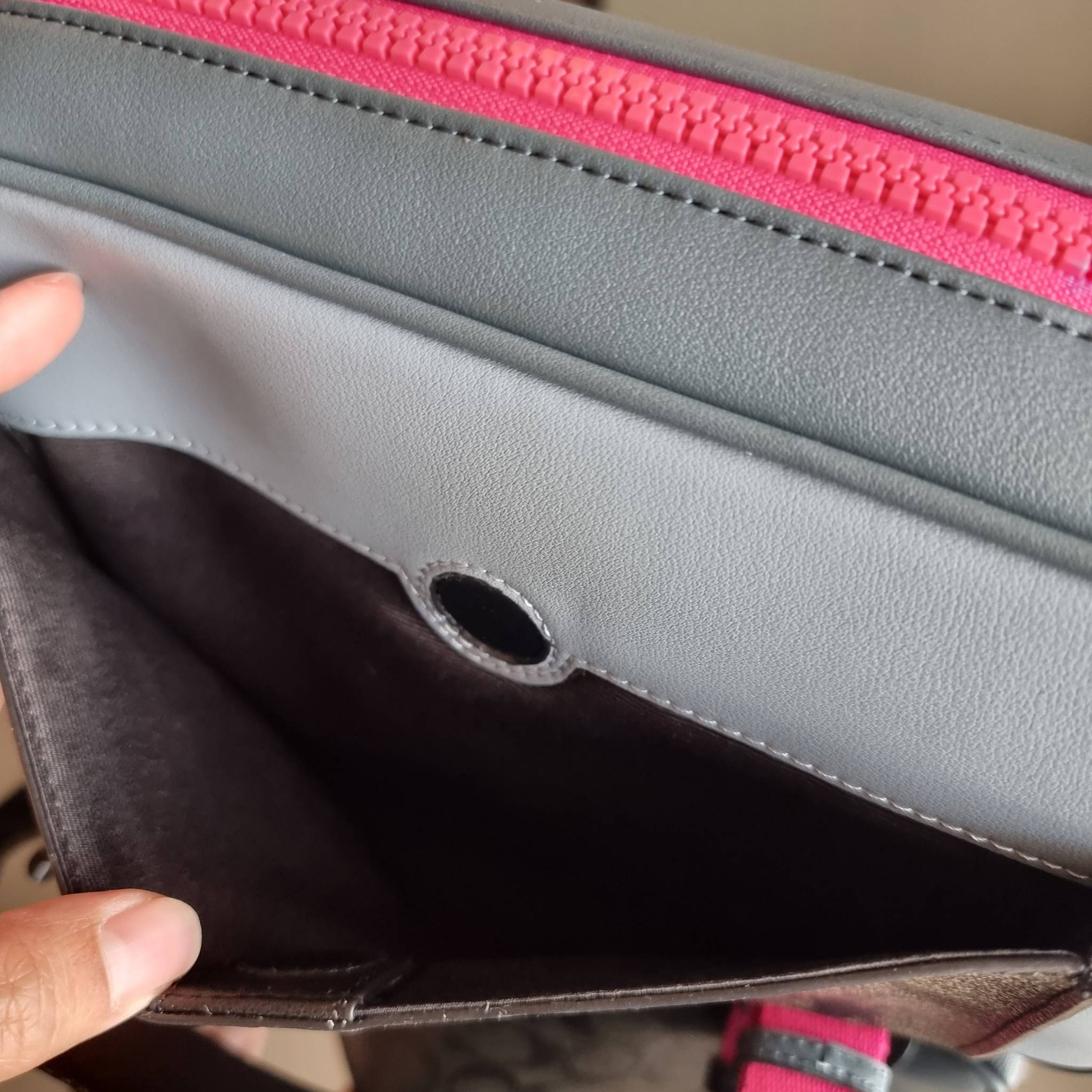 COACH TRACK CROSSBODY IN COLORBLOCK WITH COACH PATCH C6657 C8128 หล่อบอกต่ออีกหนึ่ง กระเป๋าสะพายทรงแมสเซ็นเจอร์ รุ่นเอาใจหนุ่มๆ ที่สาวๆก็อยากใช้!! ด้วยดีไซน์สีคัลเลอร์บล็อคที่โดดเด่น ทำให้ดูน่าใช้งาน วัสดุหนังแท้ สวยคมซ่อนหรู ฝากระเป๋ามีตัวล็อคแน่นหนา เปิ