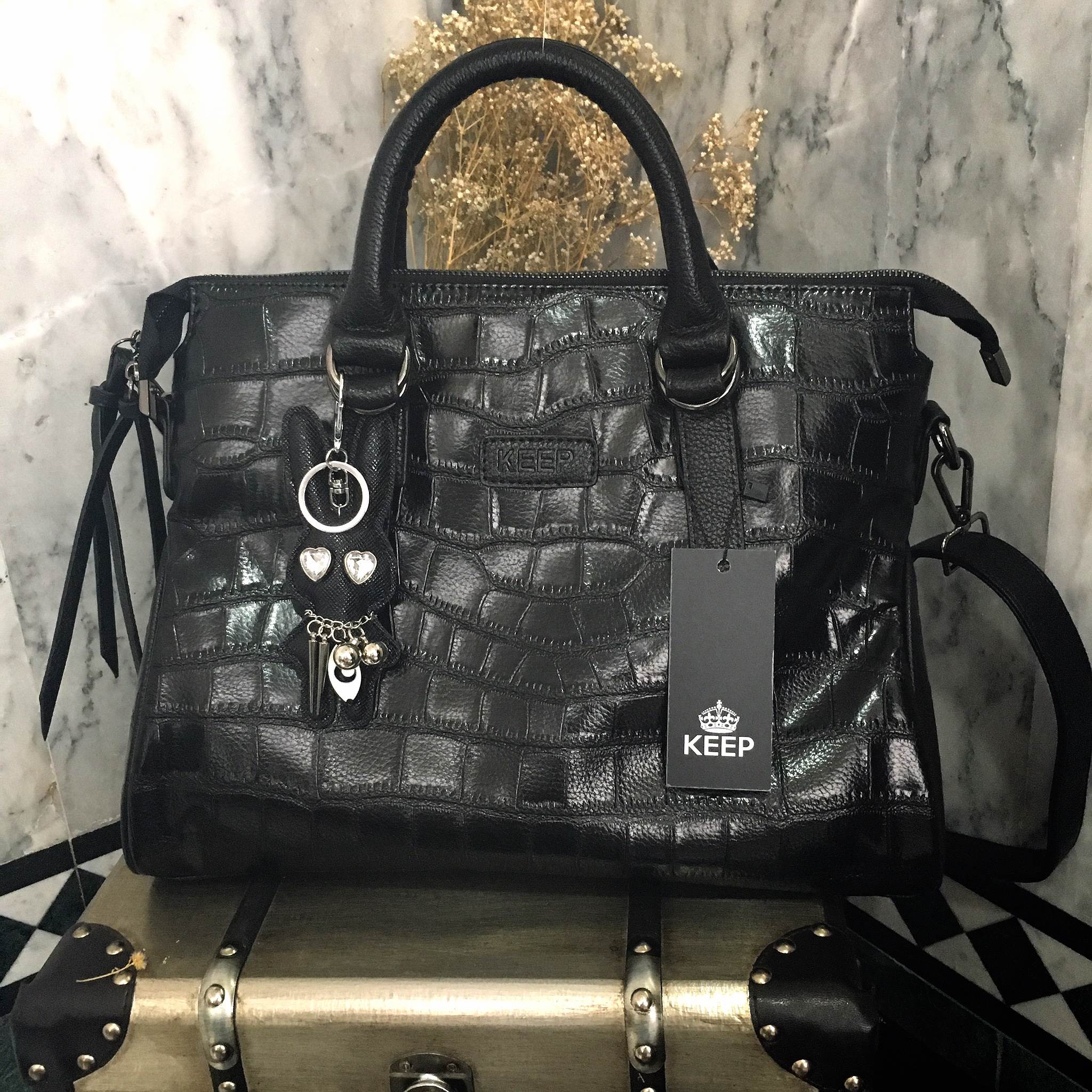 ทรงสวยขายดีมาก 👑จากแบรนด์ KEEP ทรง รุ่น XOXO hand bag with cool rabbit จุดเด่นที่ >หนังเนื้อดี นิ่มมาก ลายหนังสวย มี 2 แบบ • หนังเรียบ • หนังลายจรเข้ • >สีดำ ถือสะพายเข้าง่ายกับทุกชุด >ขนาดกระเป๋ากำลังดีคะ ใส่ กปต ยาว มือถือได้ จุคุ้ม