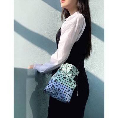 Baobao Issey Miyake Wring Small Bag กระเป๋าสะพายครอสบอดี้พร้อมสายรูดเปิดปิด สามารถปรับความยาวของสายได้ตามสไตล์ความชื่นชอบ ด้วยดีไซน์ทรงน่ารัก เหมาะสำหรับให้สาวๆหยิบใช้ในวันสบายๆ แต่เต็มเปี่ยมไปด้วยความคล่องแคล่ว ไฮไลต์ของซีซั่นนี้คือกระเป๋าที่มาพร้อมกับเช