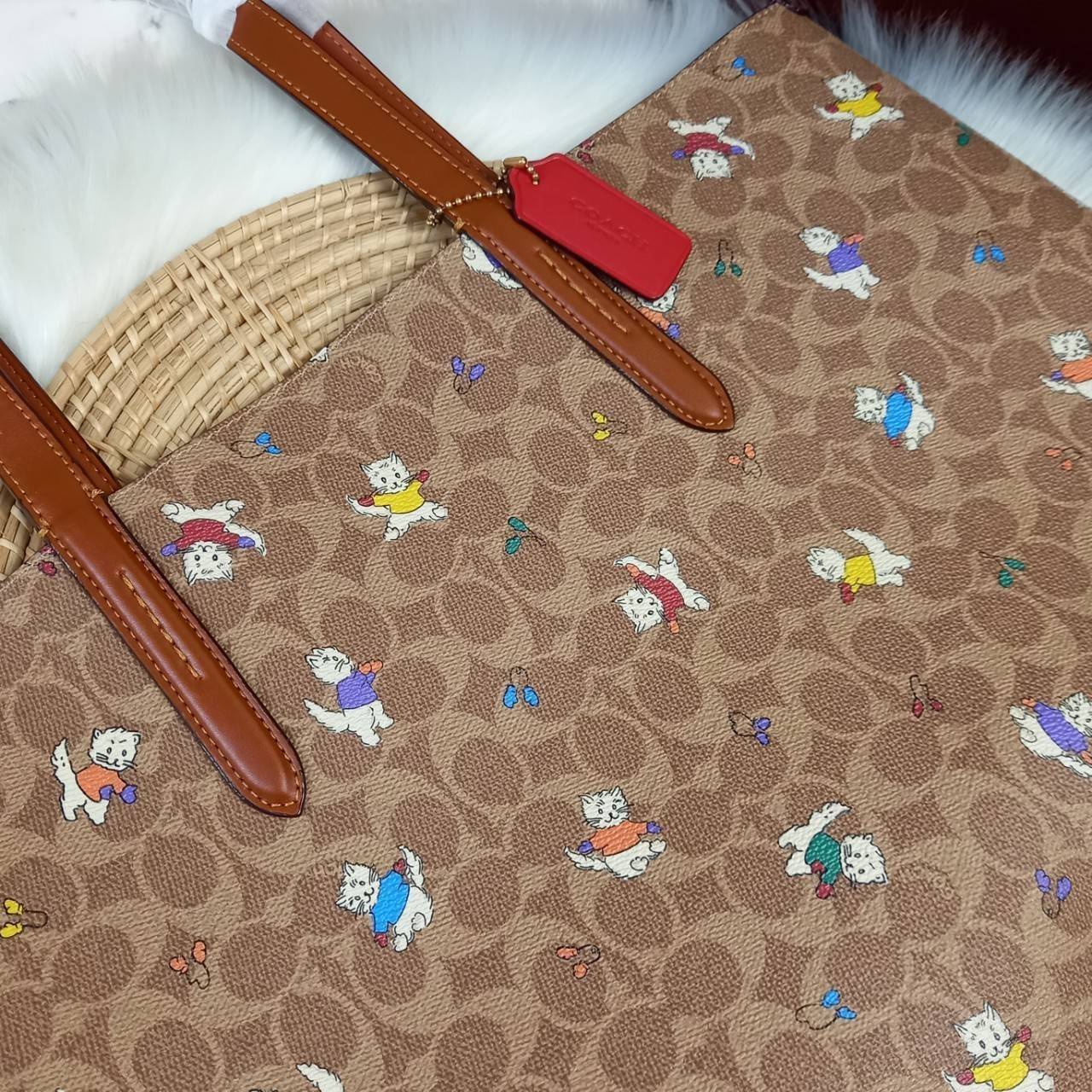 COACH HIGHLINE TOTE IN SIGNATURE CANVAS WITH KITTENS PRINT (C6591)💥กระเป๋าทรง TOTE ที่สมบูรณ์แบบที่สุดอีกรุ่น สวยและเรียบง่าย แต่ไม่ทิ้งความหรูหรา คลาสสิค// กระเป๋าถือ กระเป๋าสะพาย ที่มีความจุเข้าขั้นอลังการ วันไหนๆ ก็เอาอยู่สบายมาก// วัสดุหนังแคน