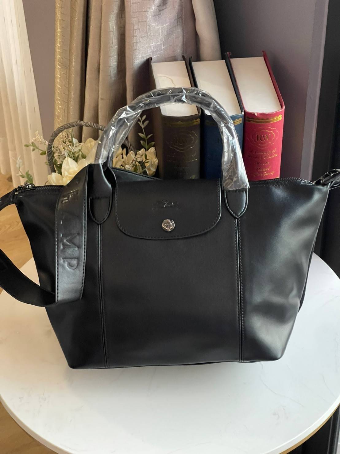 Longchamp Le Pliage Cuir Top handle bag S เรียกว่าเป็นกระเป๋าอีกหนึ่งรุ่นที่ไม่ว่ายังไงก็ฮอตฮิตและติดเทรนด์ตลอดไม่เคยเปลี่ยนกับ ทรง Le Pliage Cuir หนึ่งในตระกูลกระเป๋าสุดไอคอนิกจากแบรนด์