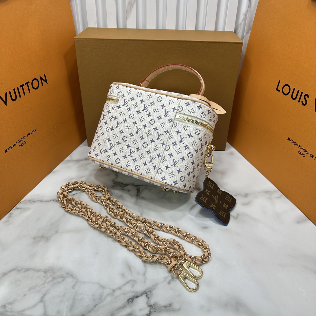 ORI หนังแท้ | LV Vanity Cosmetic Bag กระเป๋ารุ่นวานิตี้ กระเป๋าเครื่องสำอางจากคอลเลคชั่น Louis Vuitton Baby พกพาผลิตภัณฑ์อาบน้ำและของใช้จำเป็นอื่นๆ อย่างมีระดับ Monogram แคนวาสสุดเอ็กซ์คลูซีฟสำหรับคอลเลคชั่น