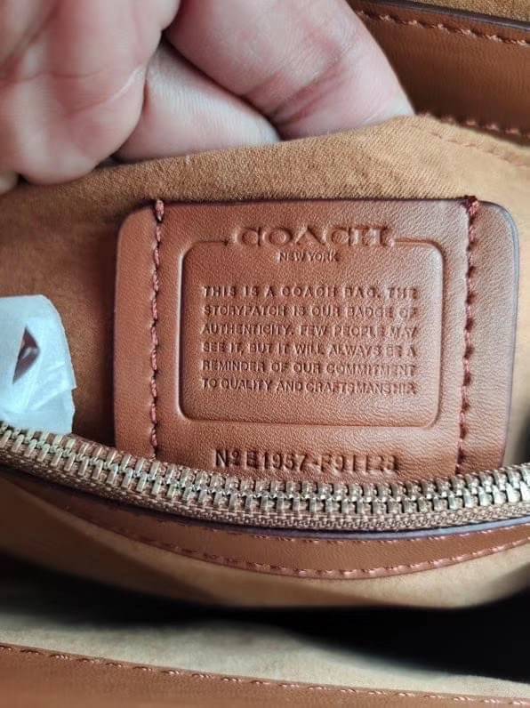 Coach Disney X Tilly Top Handle In Signature with Dalmatian Blossom/Light Khaki Multi Coated Canvas Satchel กระเป๋าถือและสะพายข้างรุ่นลิมิเตด คอลเลคชั่น Disney น่ารักมากค่ะ ใส่กระเป๋าสตางค์ใบยาวได้