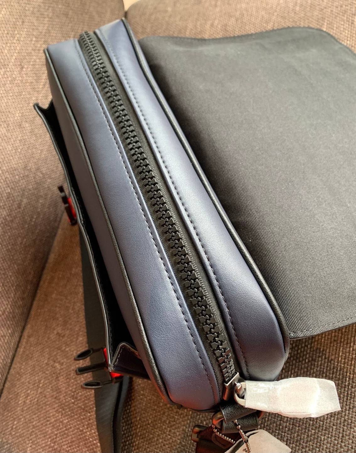 ไม่มีถือว่าพลาดมากๆ สำหรับรุ่นนี้ ใหม่เอี๋ยมเลยค่าา😘 COACH TRACK CROSSBODY IN COLORBLOCK ((4141//4021)) พร้อมส่งที่ไทย ใหม่ล่าสุดค่ะ! กระเป๋าสะพายครอสบอดี้ร์หรือสะพายข้าง หนังแท้ชั้นดีที่สุด หนังนิ่มสวยมากๆค่ะ ด้านหน้าเย็บป้ายหนังโลโก้แบรนด์ เปิดป