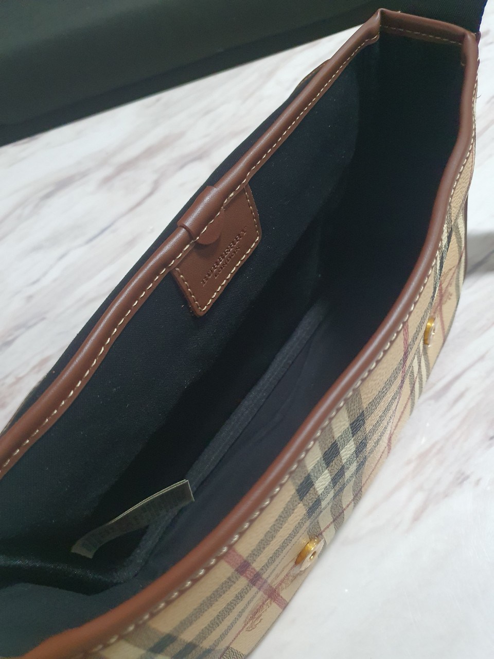 BURBERRY MESSENGER VINTAGE BAG VIP GIFT WITH PURCHASE (GWP) พรีเมี่ยมกิ๊ฟ Limited Edition จาก BURBERRY วัสดุหนังทั้งใบลายวินเทจ ตกแต่งคาดเข็มขัดด้านหน้า เปิดปิดด้วยกระดุมแม่เหล็ก ภายในมีช่องใส่ของโล่งกว้าง สามารถใส่มือถือ ipad mini ของจุกจิกได้ อะไหล่แบรน