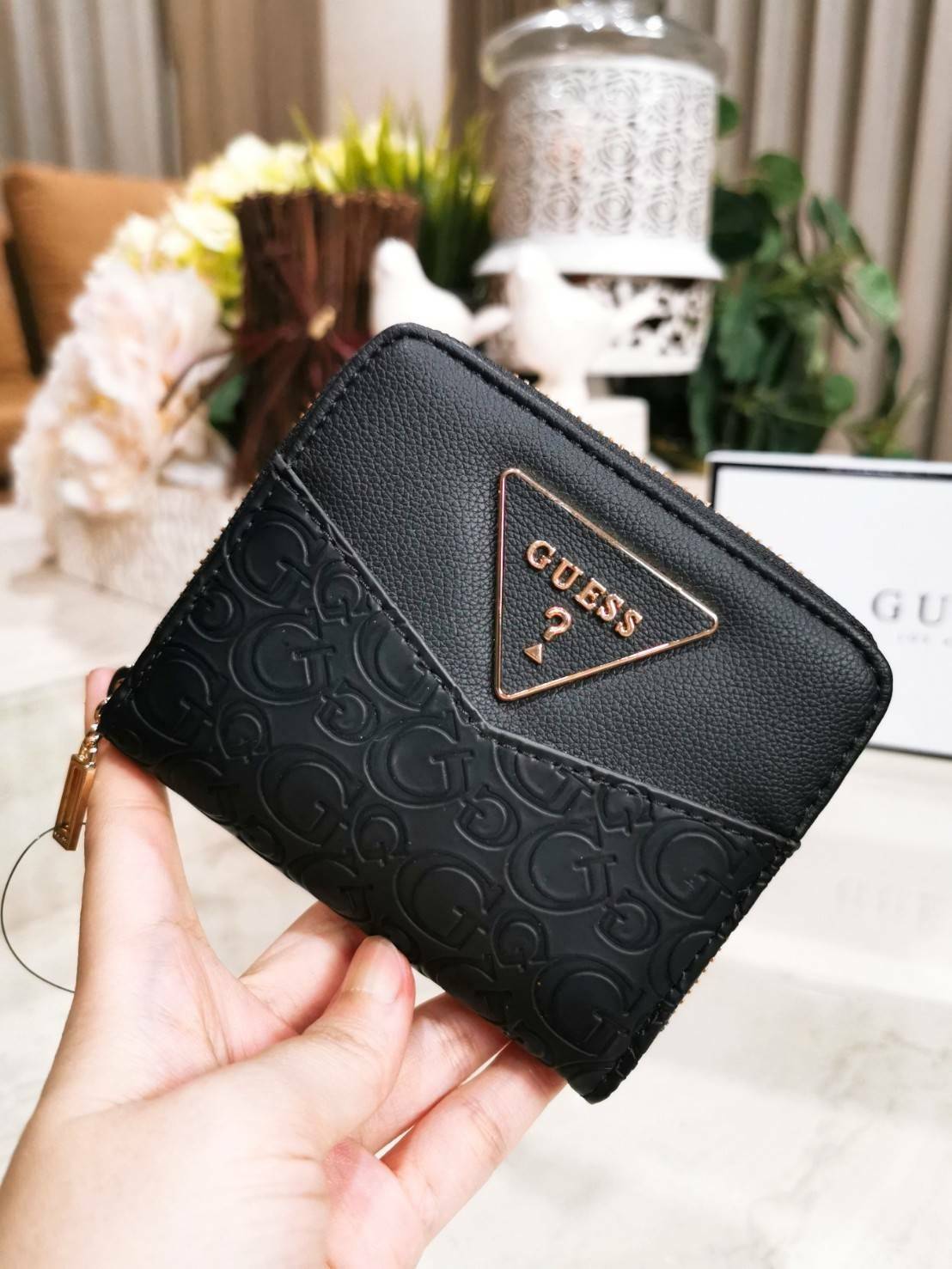 NEW ARRIVAL! GUESS FACTORY WOMEN'S SHORT WALLET กระเป๋าสตางค์สั้นรุ่นใหม่ล่าสุดไอเท็มแนะนำวัสดุหนังปั้มโลโก้รอบใบสวยอยู่ทรงด้านหน้าประดับโลโก้แบรนด์ ภายในมีทั้งช่องใส่ธนบัตร ช่องใส่เหรียญ ช่องใส่บัตรหลายช่อง ใส่เเบงก์พันได้ค่ะ ภาพถ่ายจากสินค้าจริงมาพ