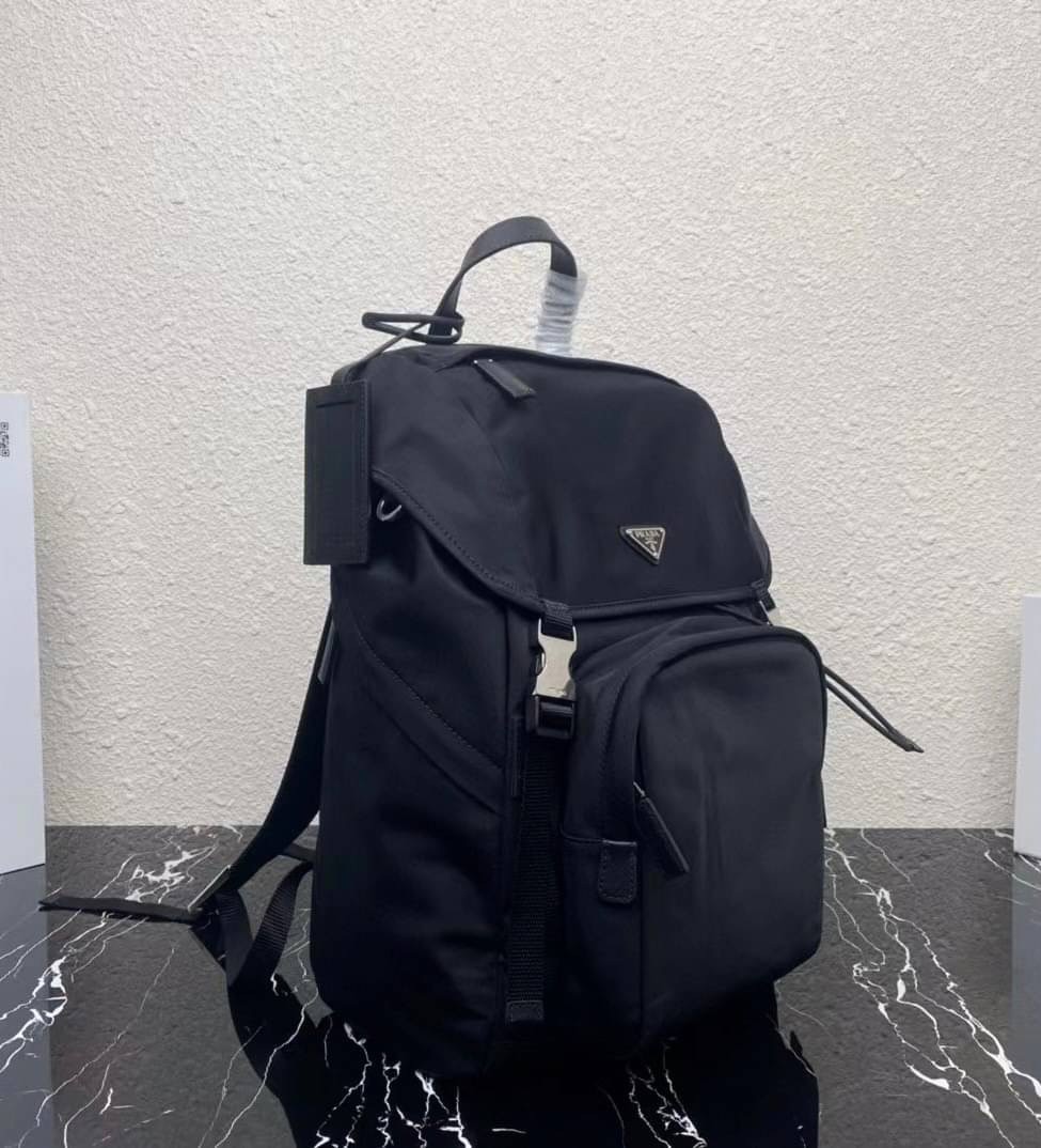 Prada logo-plaque multi-pocket backpack / PRADA backpack พร้อมส่งที่ไทย กระเป๋าเป้ไนล่อนพราด้า **สินค้าเกรดท็อปออริจินอล 1:1 สลับแท้ ใช้งานต่างประเทศได้ งานสวยตามรูป ภาพถ่ายจากงานขายจริง