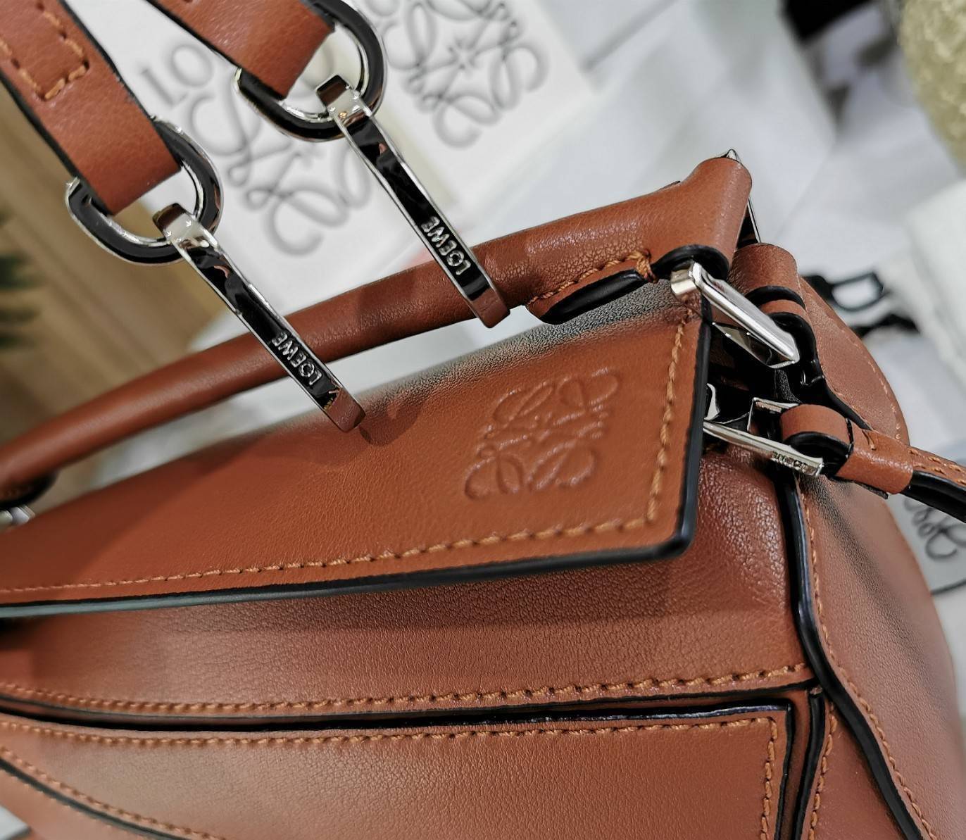 พรีเมี่ยมกิ๊ฟแท้ 100% 】LOEWE CROSSBODY BAG VIP GIFT WITH PURCHASE (GWP) กระเป๋าถือหรือสะพาย Limited Edition จาก LOEWE PERFUME DUTYFREE COUNTER วัสดุ Leather Calfskin หนังแท้สวยอยู่ทรง ขนาดมินิกำลังดี น้ำหนักเบา