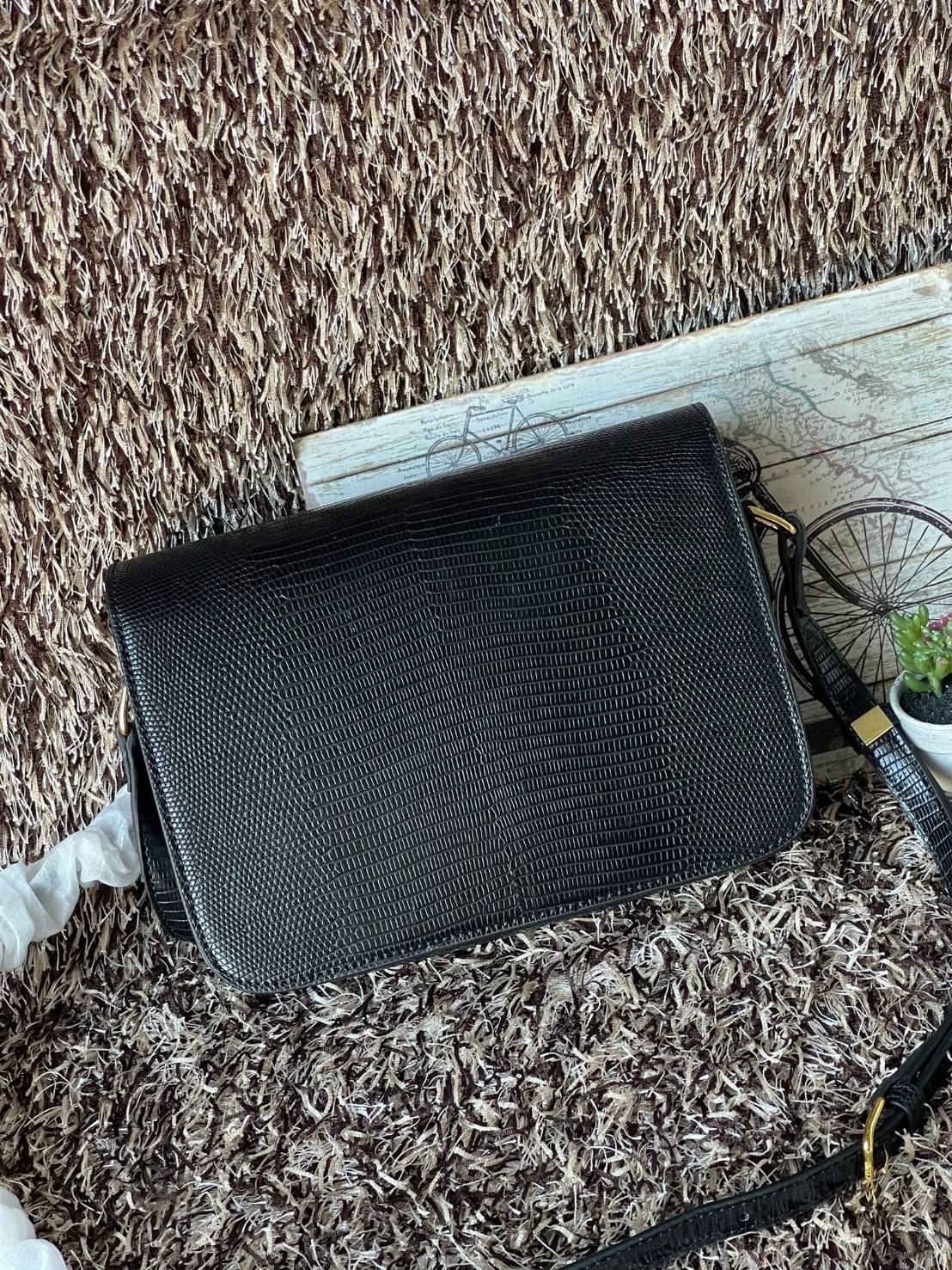 Celine MEDIUM TRIOMPHE BAG IN SHINY By croc มีรูปทรงเป็นกล่องคล้ายกับกระเป๋า Classic Box แต่มีการออกแบบโลโก้ที่สะดุดตาแบบวินเทจ ด้วยดีไซน์หรูหราและที่ดูโฉบเฉี่ยวเ้วยลงดลายcroc มีความคลาสสิคอย่างเต็มเปี่ยม ทำให้เป็นที่ดึงดูดความสนใจของสาวๆ ด้วยความคล่องตัว