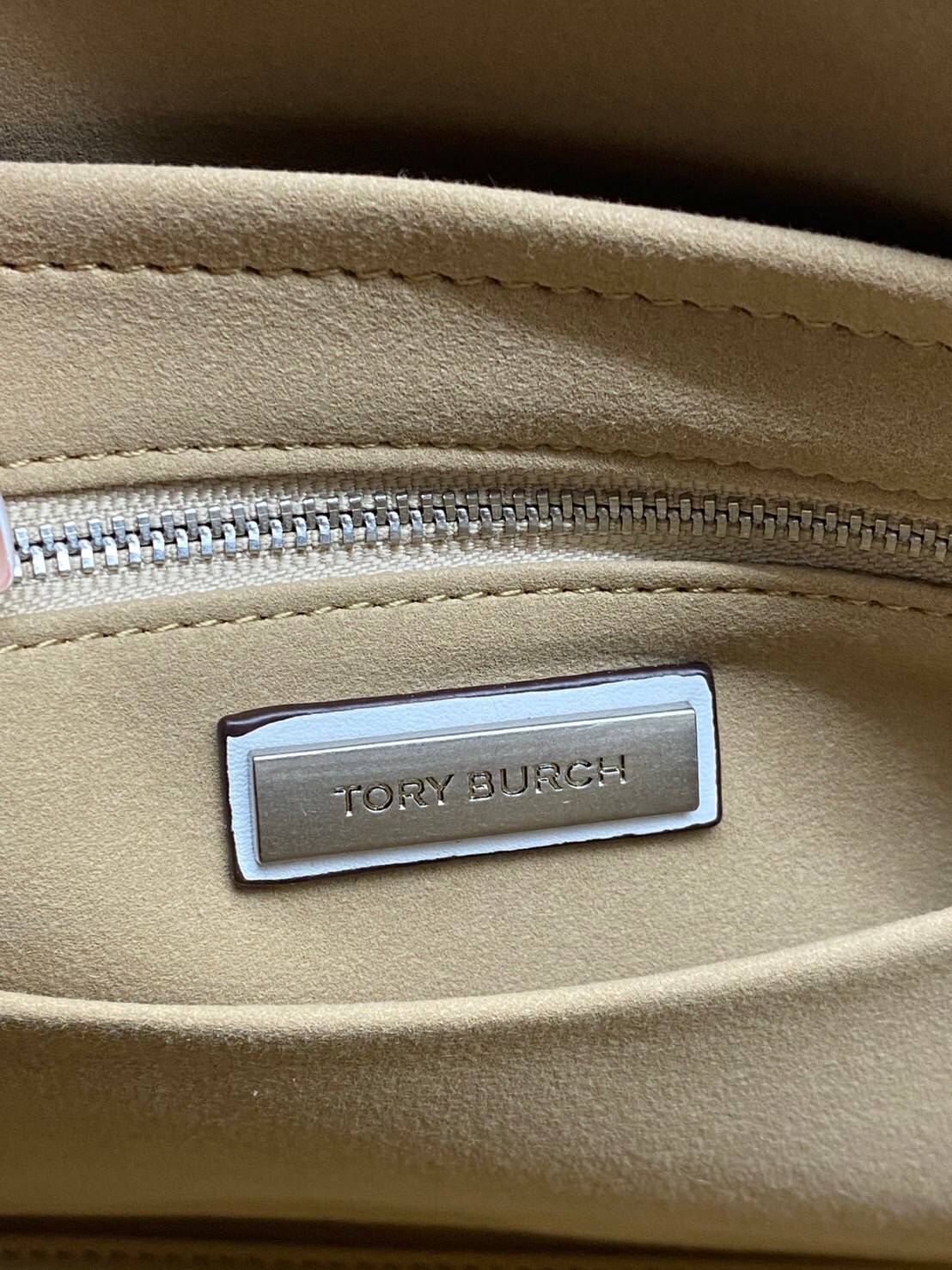 Tory Burch Small T Monogram Denim Tote / Tory Burch Demim Jacquard Small Tote คอลเลคชั่นใหม่ กระเป๋าทรงโท้ท ทรงสี่เหลี่ยมใบใหญ่ วัสดุผ้าเดนิมสลับหนังแท้ ภายในช่องโล่งกว้างจุได้เยอะ