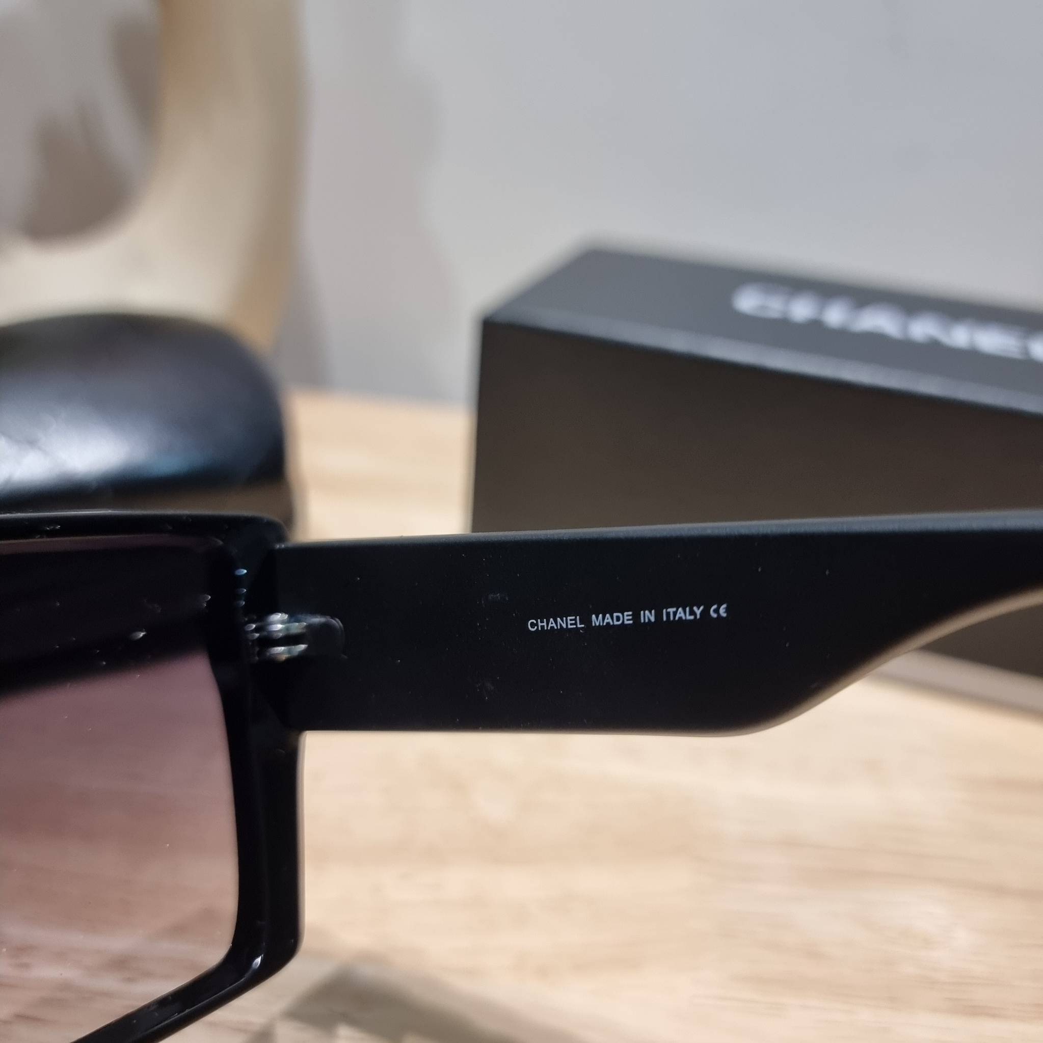 Chanel Sunglasses UV protection gift Box set สุดคุ้ม มาพร้อมอุปกรณ์ครบเซ็ท ดีไซน์ชิคมากแม่!! รับรองไม่ซ้ำใคร ใส่เสริมโหงวเฮ้ง ดูผู้ดี มีพกติดตัวไว้ไม่ตกเทรนด์ ใช้ได้ทุกโอกาส