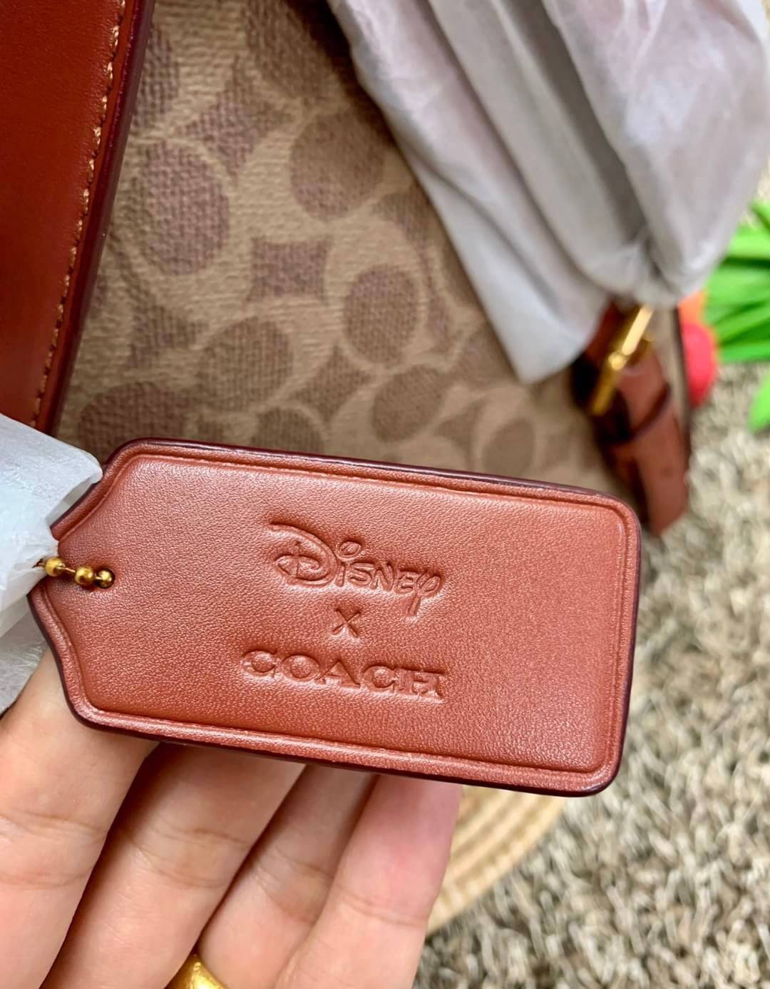 COACH CAMPUS BACKPACK IN SIGNATURE BAG ((32715)) LARGE พร้อมส่งอีกครั้ง ((ใบใหญ่)) ห้ามพลาด! กระเป๋าสะพายหลังแบบมีหูหิ้วได้ หนังแท้อย่างดี ลายหนังสวย สีหนังคลาสสิค ดูดีมากๆค่ะ ด้านหน้ามีช่องซิปขนาดกลางใส่มือถือหรือของจุกจิกได้ เปิดปิดกระเป๋าแบบซิปคู่ ภายใ