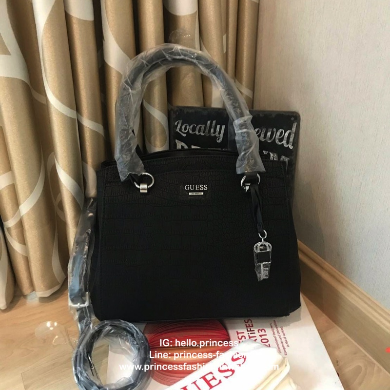 GUESS Croc Skin Women's Handbag Shoulder Bag กระเป๋าถือหรือสะพายหนังลายจรเข้ทั้งใบ เปิดปิดด้วยกระดุมแม่เหล็ก ภายในมีช่องใหญ่สองช่อง และมีช่องซิปคั่นกลาง ใส่ของได้เยอะรวมถึงมินิไอแพคและกระเป๋าสตางค์ทรงยาวได้ ด้านหน้าประดับแม่และลูกกุญแจสายหนัง สามารถถ