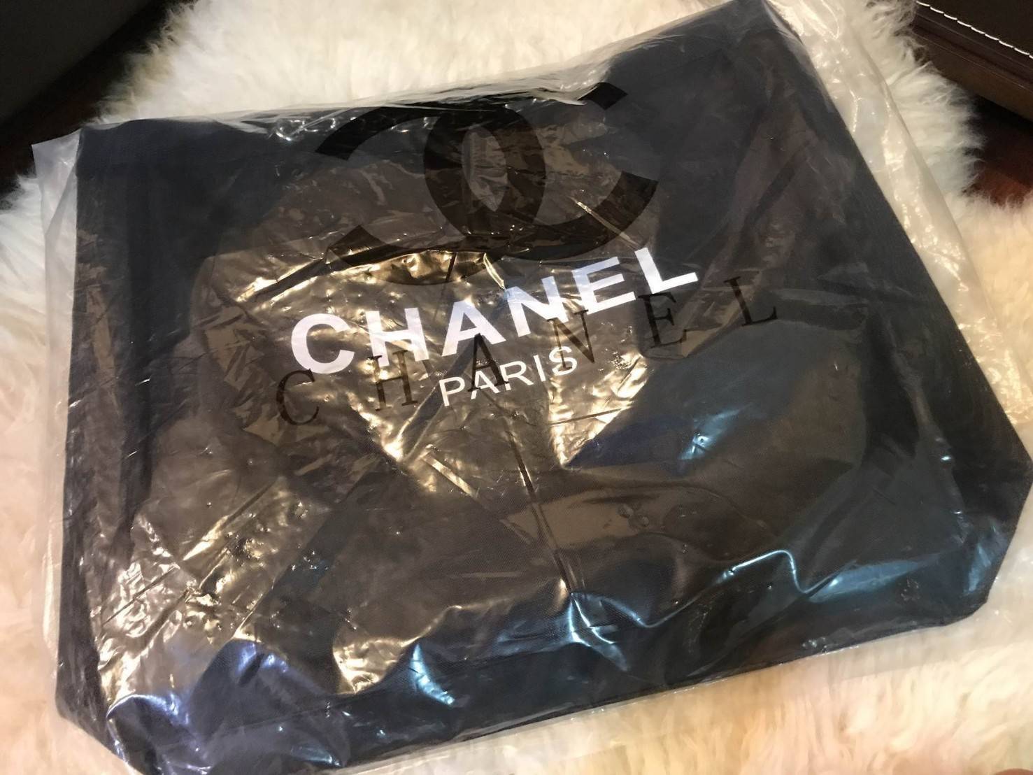 NEW! Chanel Shopping Bag With Chain กระเป๋าสะพายใบใหญ่ทรง Shopping Bag Limited Edition พรีเมี่ยมกิ้ฟของแท้นำเข้าจาก Chanel Perfume Counter ใบใหญ่วัสดุ Nylon โปร่งปั้มโลโก้แบรนด์สวยหรู เปิดปิดด้วยแถบแม่เหล็กซ่อนด้านใน บุฟองน้ำที่ฐานมาพร้อมสายสะพายโซ่ร้อยหน