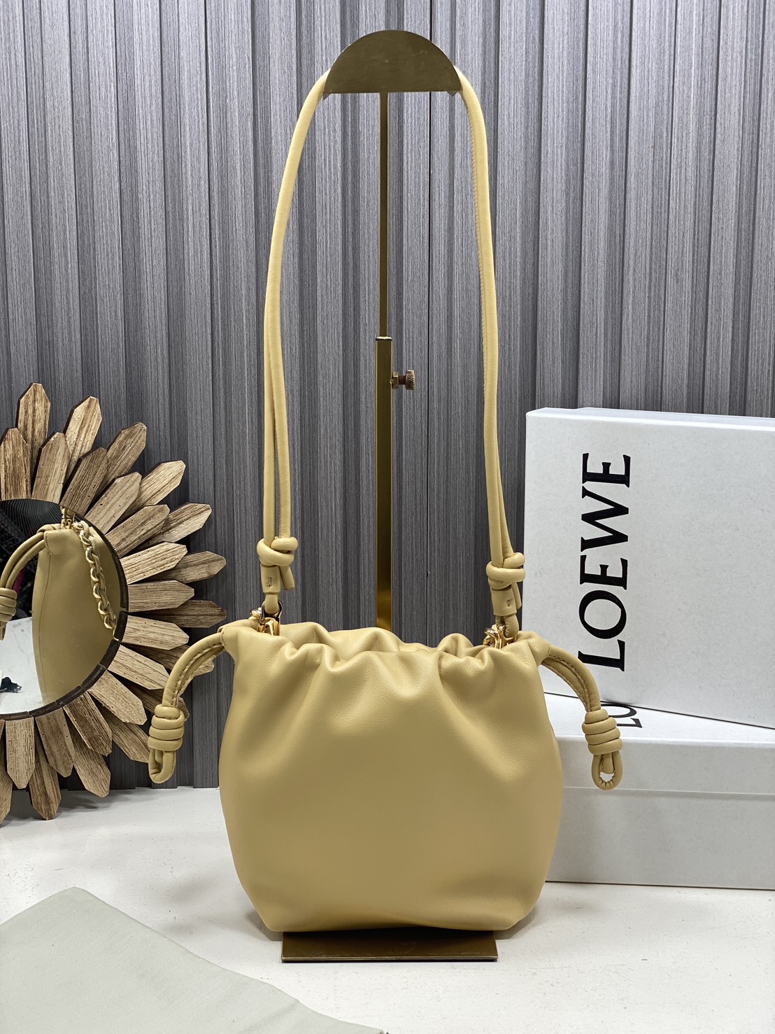 ORI หนังแท้ | LOEWE Mini Flamenco purse in mellow nappa leather / Loewe Bucket Bag กระเป๋าสะพายทรงบัคเก็ตไซส์มินิ หนังเรียบสวยหรู เรียบง่าย หนังแท้ผิวสัมผัสนุ่มมือ น้ำหนักเบาและนุ่มสบาย ดีไซน์จับจีบ เชือกผูกแบบปมโบราณ และสายโซ่รูปโดนัท