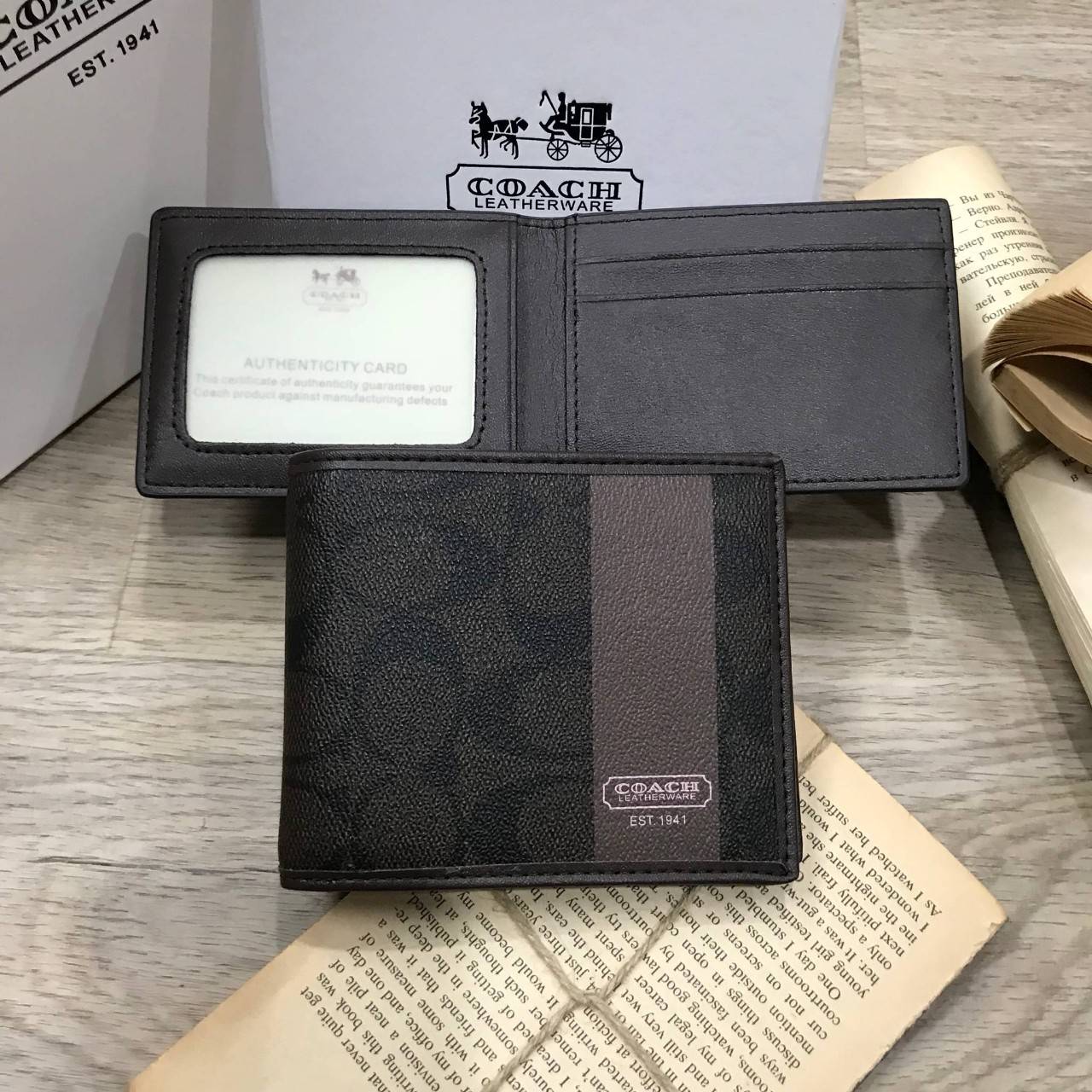 COACH SHORT WALLET WITH CARD POCKET ซื้อ1ได้ถึง2! กระเป๋าสตางค์และกระเป๋าใส่บัตรหนังปั้มลาย Signature รอบใบสวยคลาสสิค ภายในกระเป๋าสตางค์มีช่องใส่ธนบัตรแยกสองช่องเป็นสัดส่วนและมีช่องใส่บัตรหลายช่อง ซับในพิมพ์เเบรนด์ Namecard Pocket สามารถเเยกใช้ได้ มาใน CO