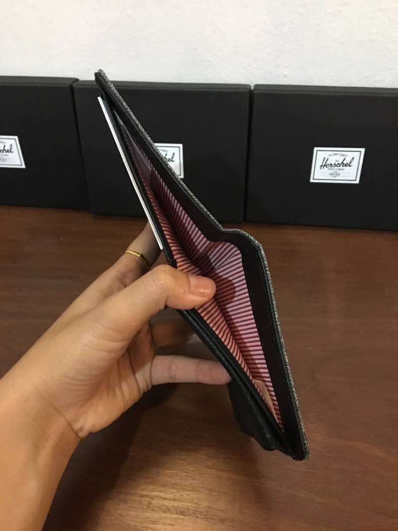 กระเป๋าสตางค์ Herschel Roy Wallet Coin (มีช่องใส่เหรียญ) การออกแบบก็เน้นใช้งานพกสะดวกกระเป๋าสตางค์ใบไม่ใหญ่ขนาดมาตราฐาน ช่องใส่บัตร 3 ช่อง ช่องใส่เหรียญ 1 ช่อง ช่องเก็บของหลังช่องใส่บัตรกับเหรียญอีกข้างละ 1 ช่อง ช่องใส่ธนบัตร 1 ช่อง