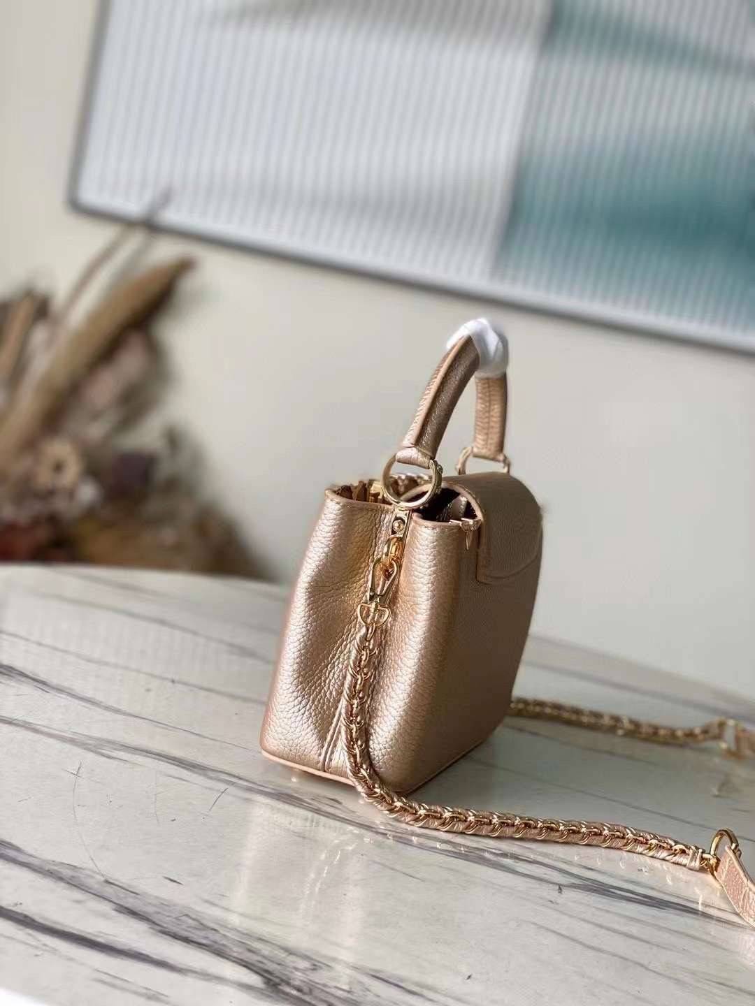 LV Capucines Mini Gold Luxury Bag 21cm เกรดท็อปออริจินอล มีความละเอียดของเนื้องานมากที่สุด ปราณีตตรงปกทุกใบ ใช้สลับของแท้ได้ ใช้งานต่างประเทศได้ เข้าออกผ่านทุก ตม. สุดยอดเดอะเบสท์ไอเท็ม สวยหรู ผู้ดี หรูหรา ดูแพงมาแต่ไกล