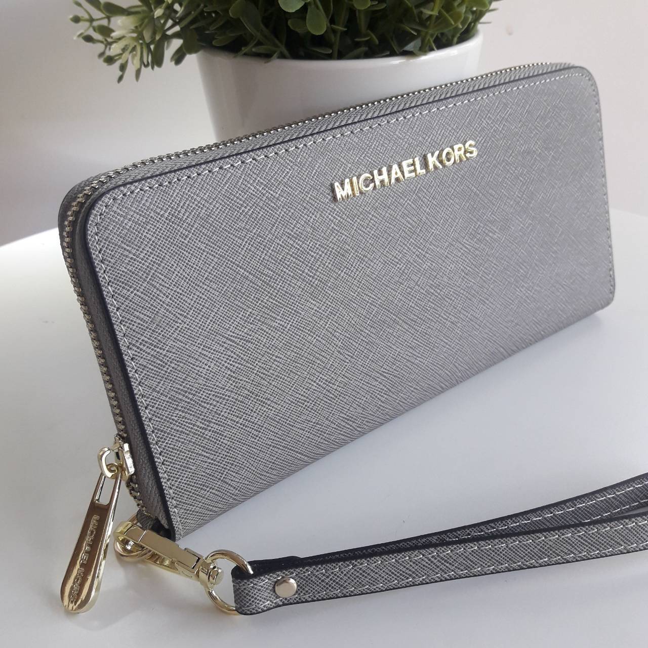 Best seller! งานขายดี รุ่นใหม่คะ Michael kors saffiano Wallet กระเป๋าสตางค์ใบยาว หนัง Saffiano ซิปรอบ สวยหรู มาก อะไหล่ปั้มโลโก้แบรนด์ ด้านในมีช่องใส่บัตร เยอะม้ากกก อีกด้านมีช่องแบงค์+ซิปใส่เหรียญ จุของได้เยอะจริงๆคะ ใส่ iphone 6+ ได้ สวยหรูดูดี อุปกรณ์ค