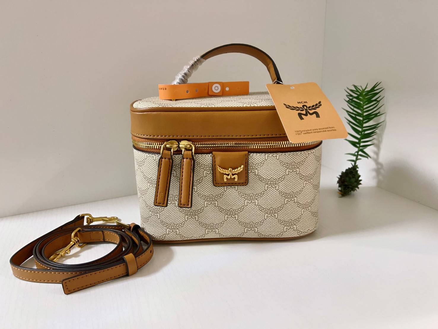 M.C.M HIMMEL VANITY CASE IN LAURETOS กระเป๋าทรงกล่อง มีหูจับด้านบน หนังสวยนุ่มมือ สวยงาม อะไหล่ทอง