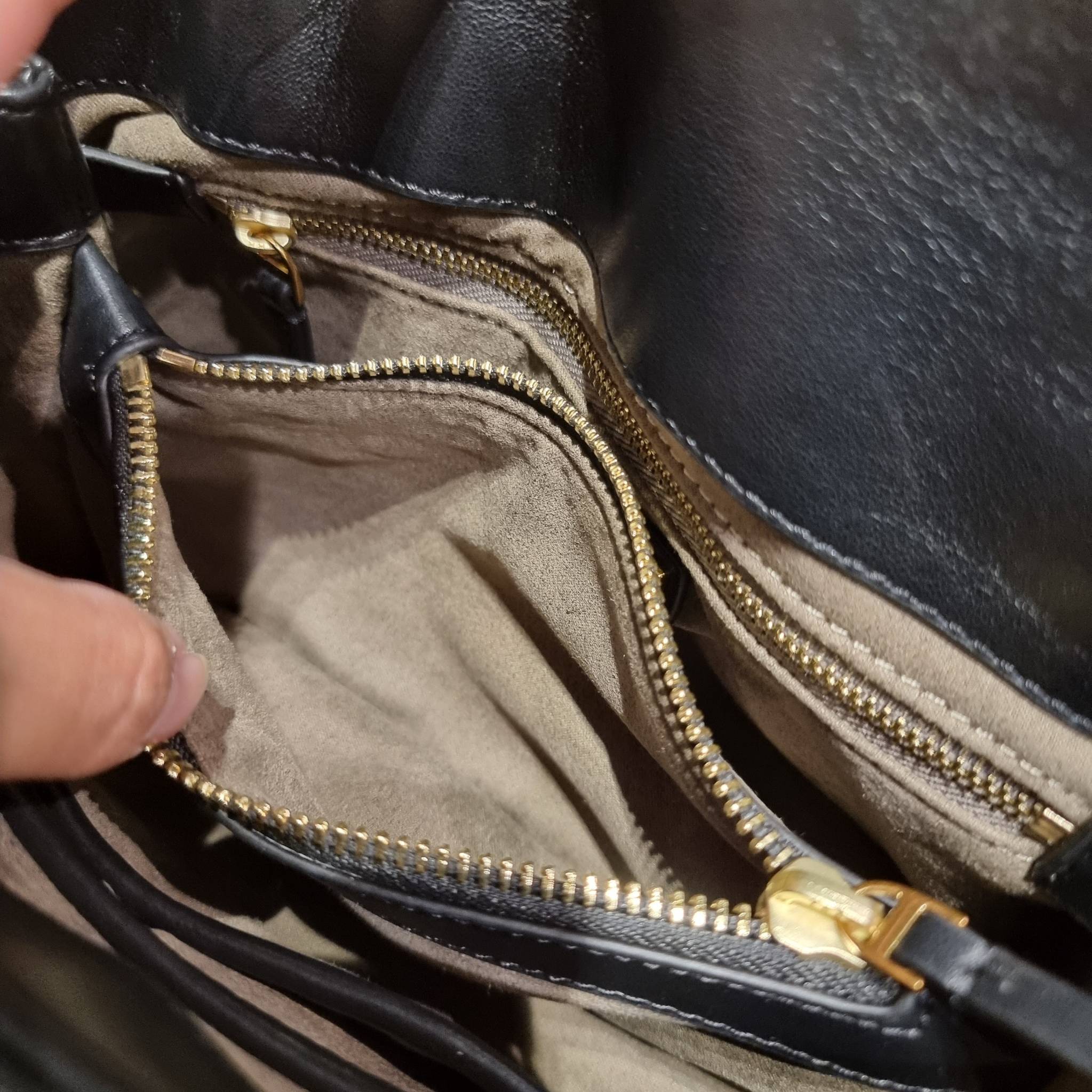 TORY BURCH KIRA QUILTED SMALL SATCHEL มาแล้วด่วนๆ!! กับคอลที่ปังไม่ไหว พร้อมเสิร์ฟสีคลาสสิค กระเป๋าถือ/สะพาย ทรงสวย สะพายคล่องตัว หนังแท้ ดีไซน์บุนวม เส้นคมสวยหรู วัสดุหนังแกะ สัมผัสดีงาม นิ่มมือ เปิด-ปิดด้วยอะไหล่บิดล็อค ภายในเป็นช่องโล่ง มีช่องซิป ใส่ขอ