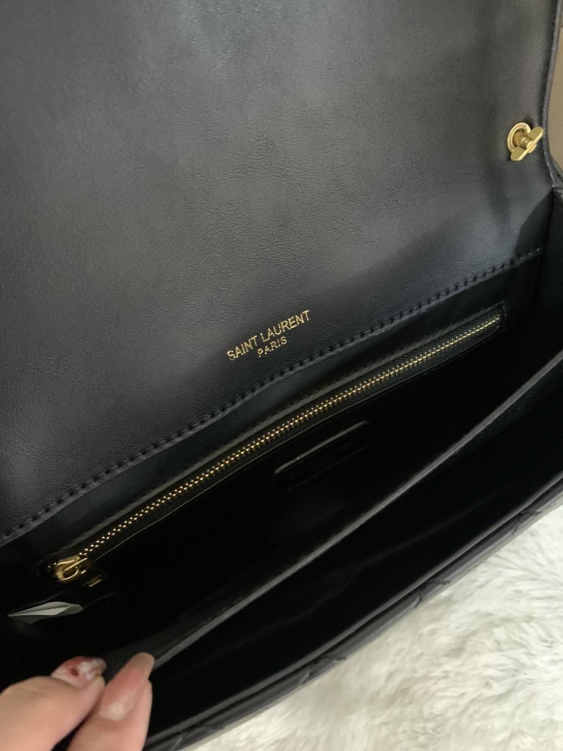 VIP SAINT LAURENT GABY SATCHEL BLACK / YSL GABY กระเป๋าสะพายดีไซน์เกร๋ รูปทรงแบบซองจดหมาย หนังลายตาราง น้องใหม่จากSaint Laurent Gaby Satchel วัสุดหนังลูกแกะแบบควิลท์ (หนังแกะสังเคราะห์) งานสไตล์วินเทจ แต่งขอบสีขาวตัดกับสีดำ ด้านหลังมีช่องสำหรับใส่ของได้ โ
