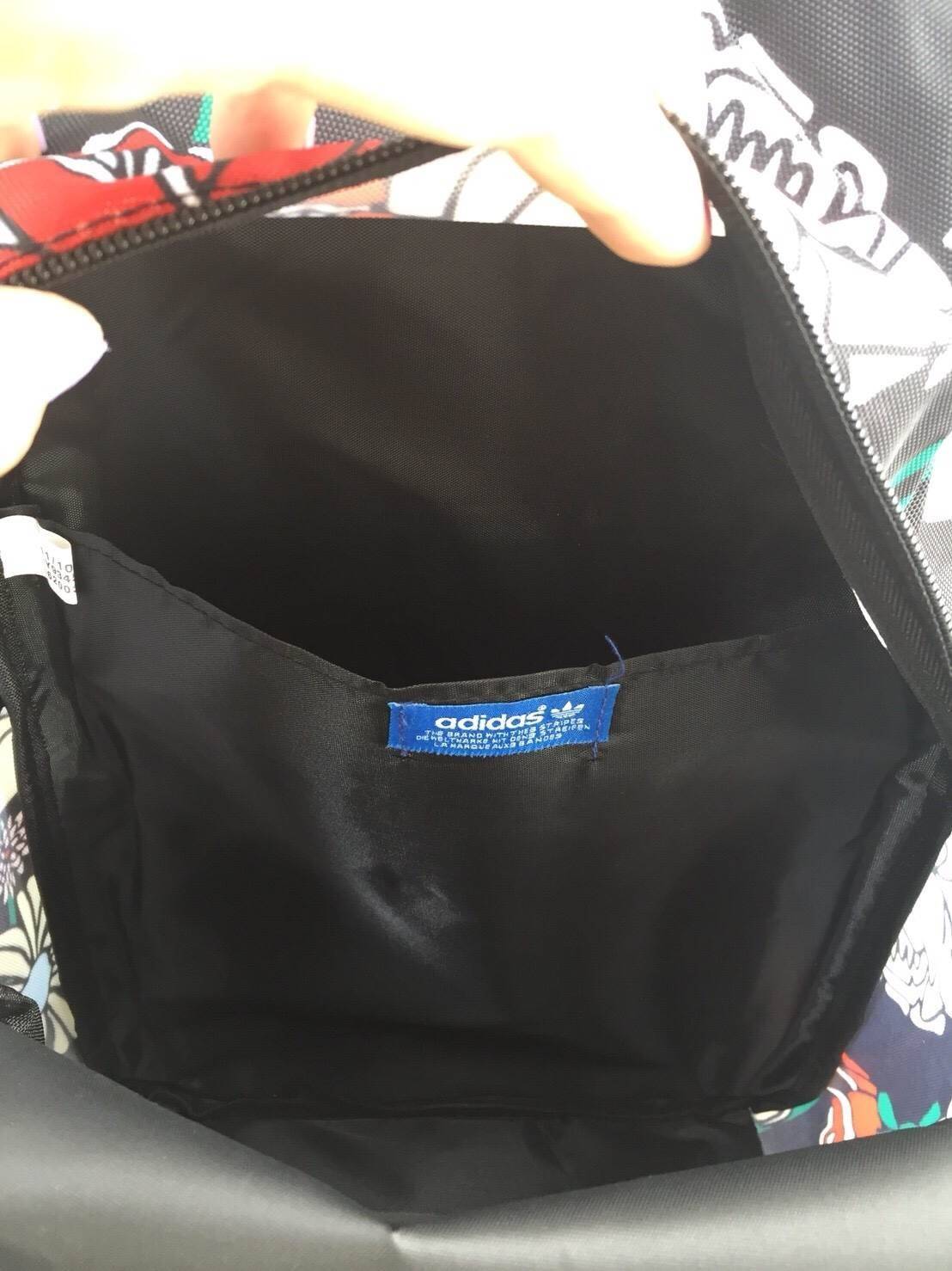 ADIDAS WOMEN ORIGINALS CROCHITA CLASSIC BACKPACK กระเป๋าเป้ แบบใหม่ล่าสุด พิมพ์ลายคลาสสิค ใช้เป็นกระเป๋านักเรียน หรือเป้กีฬาได้ ช่องใส่ของใหญ่แยกช่องสำหรับใส่หนังสือ และมีช่องหน้าใส่ของจุกจิก รูปแบบสวยทันสมัย ใช้ได้ทั้งชาย-หญิง วัสดุคุณภาพดี กันน้ำได้