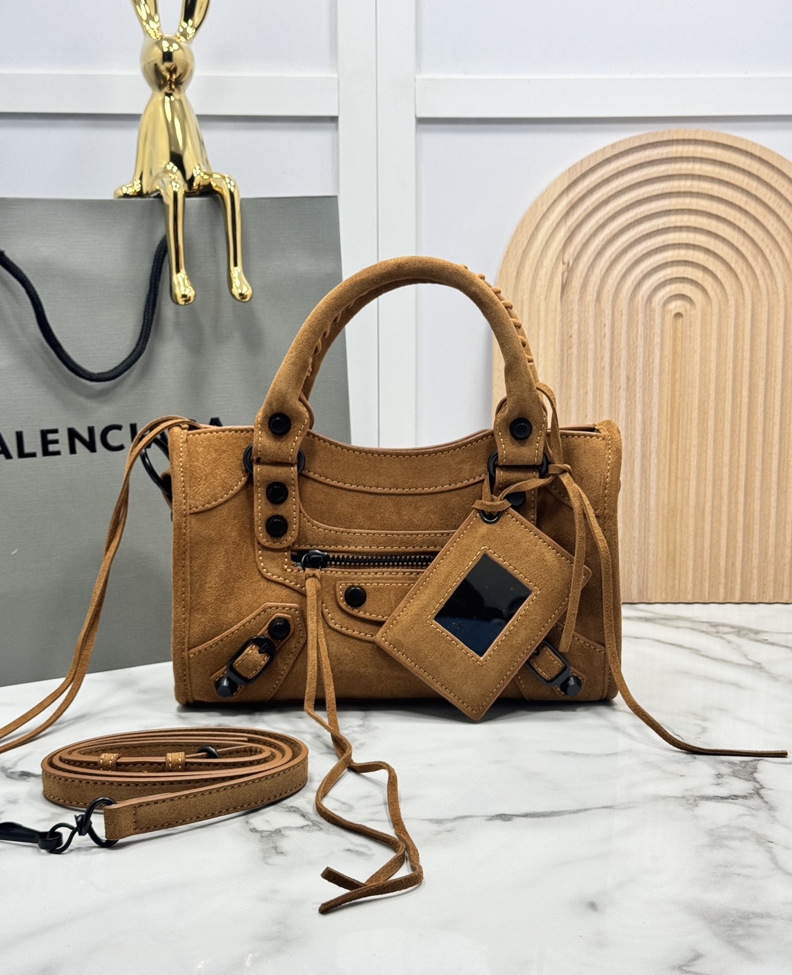 ORI หนังแท้ | Balenciaga Le City suede bag กระเป๋าถือ/สะพายข้างดีไซน์โดดเด่นสวยเท่ล้ำสมัย ใหม่ล่าสุดงานหนังกลับที่สุดแห่งความไอคอนิกไม่เหมือนใคร มีกิมมิคและลูกเล่นแพรวพราว