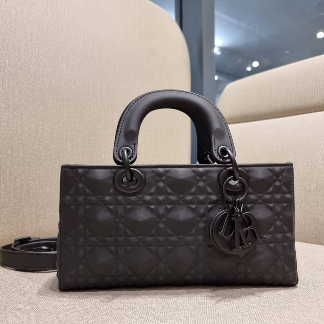 พร้อมส่ง DIOR LADY D-JOY BAG Cannage Calfskin with Diamond Motif / CD LADY D-JOY BAG ดีไซน์ใหม่ อัพเลเวลความหรู กับกระเป๋าสะพายข้างที่รอบนี้ดีไซน์รูปทรงโฉมใหม่ ใช้งานง่ายขึ้น สะดวกใช้มากขึ้น