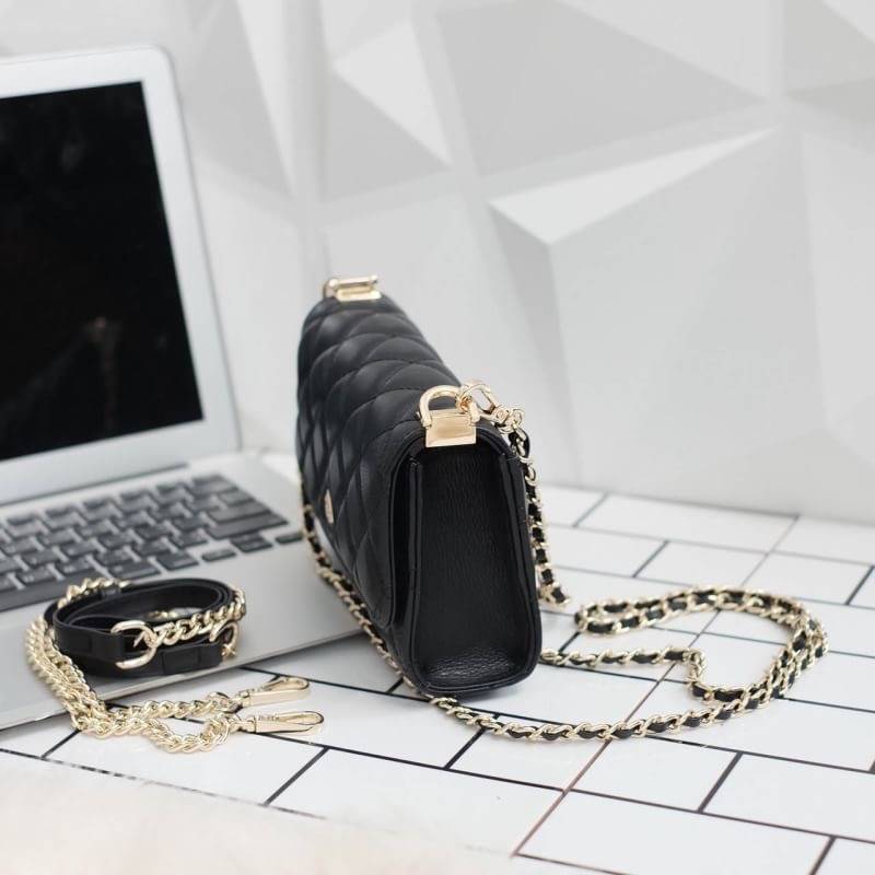 รุ่นขายดีที่สุด ** รอบใหม่ **หนังวัวแท้ สวย นิ่มมากๆค่า และ ปักลายตารางออกมาสวยมาก ** KEEP รุ่น Florence Flat bag ตัวกระเป๋าหนังแท้ นิ่ม-ตึง สุดๆ รุ่นนี้ จะมี 2 ขนาด คือ mini และ classic ไซด์