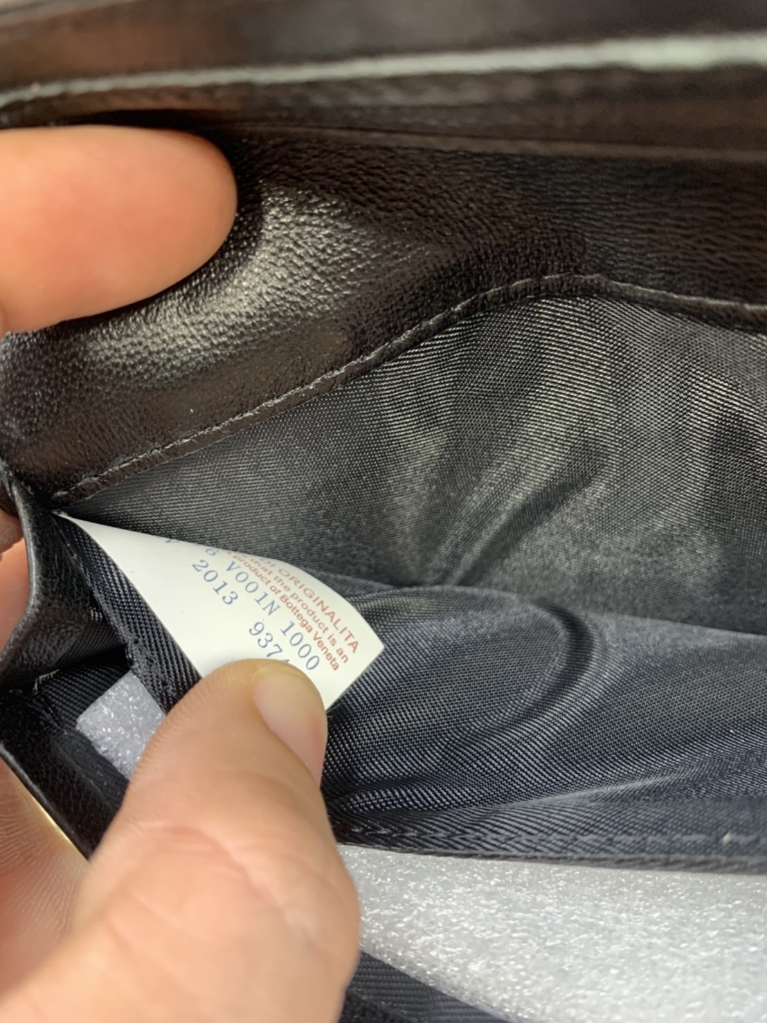 หนังแท้ BOTTEGA VENETA LONG WALLET / BV LONG WALLET / BV Wallet พร้อมส่งที่ไทย กระเป๋าสตางค์ใบยาว 2 พับ รุ่นตามหา มาเท่าไหร่ไม่เคยพอเลยค่า เป็นรุ่นคลาสสิกที่หยิบมาใช้งานได้บ่อยที่สุด งานหนังลูกวัวแท้ทั้งใบ ใช้ทนทานได้นาน ใช้ทนทานได้นานภาพสินค้าถ่ายจากงานข