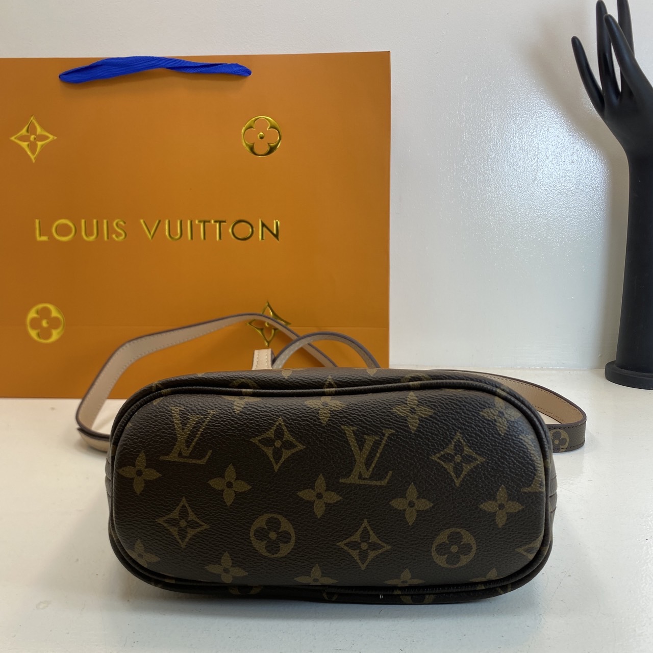 LV Neverfull Bandoulière Inside Out BB Bag กระเป๋าทรงโท้ทไซส์เล็ก พร้อมใบลูกพิมพ์ลายแบรนด์สุดไอคอนิก ดีไซน์ใช้งานได้ทั้งสองด้าน ด้านหนึ่งรังสรรค์จาก Monogram แคนวาสเป็นเอกลักษณ์