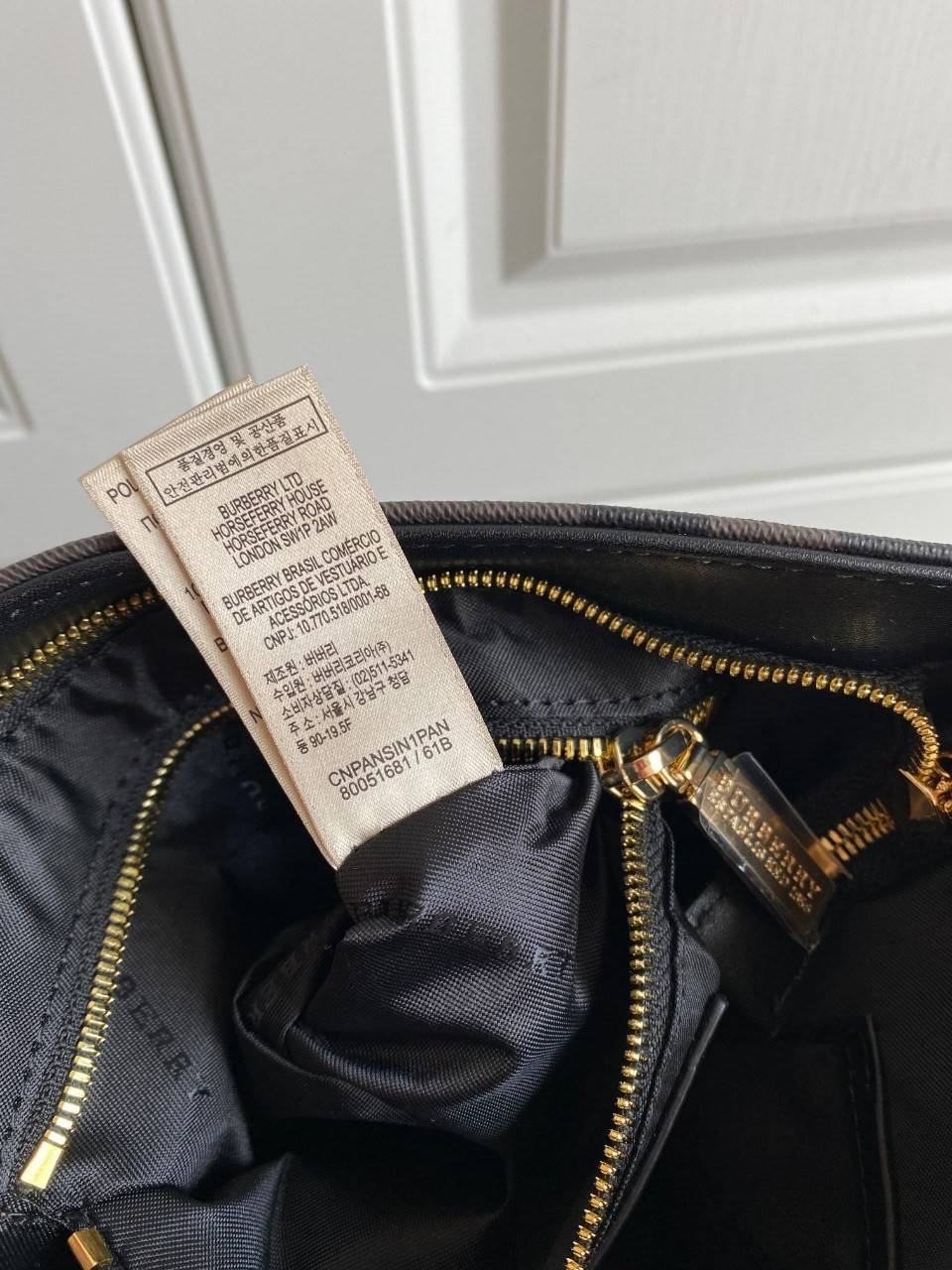 สีเทา พร้อมเป็นของขวัญ มอบให้คุณผู้ชายแล้วค่ะ สำหรับ BB CROSSBODY VINTAGE BAG VIP GIFT WITH PURCHASE (GWP) พรีเมี่ยมกิ๊ฟ Limited Edition จากBURBERRY วัสดุหนังโทนสีสุภาพ คลาสสิก ตกแต่งด้วยซิปสะดวกใช้ด้านหน้า ช่องหลักเปิดปิดด้วยซิปยาวด้านบน พร้อมช่องซิปอีกห