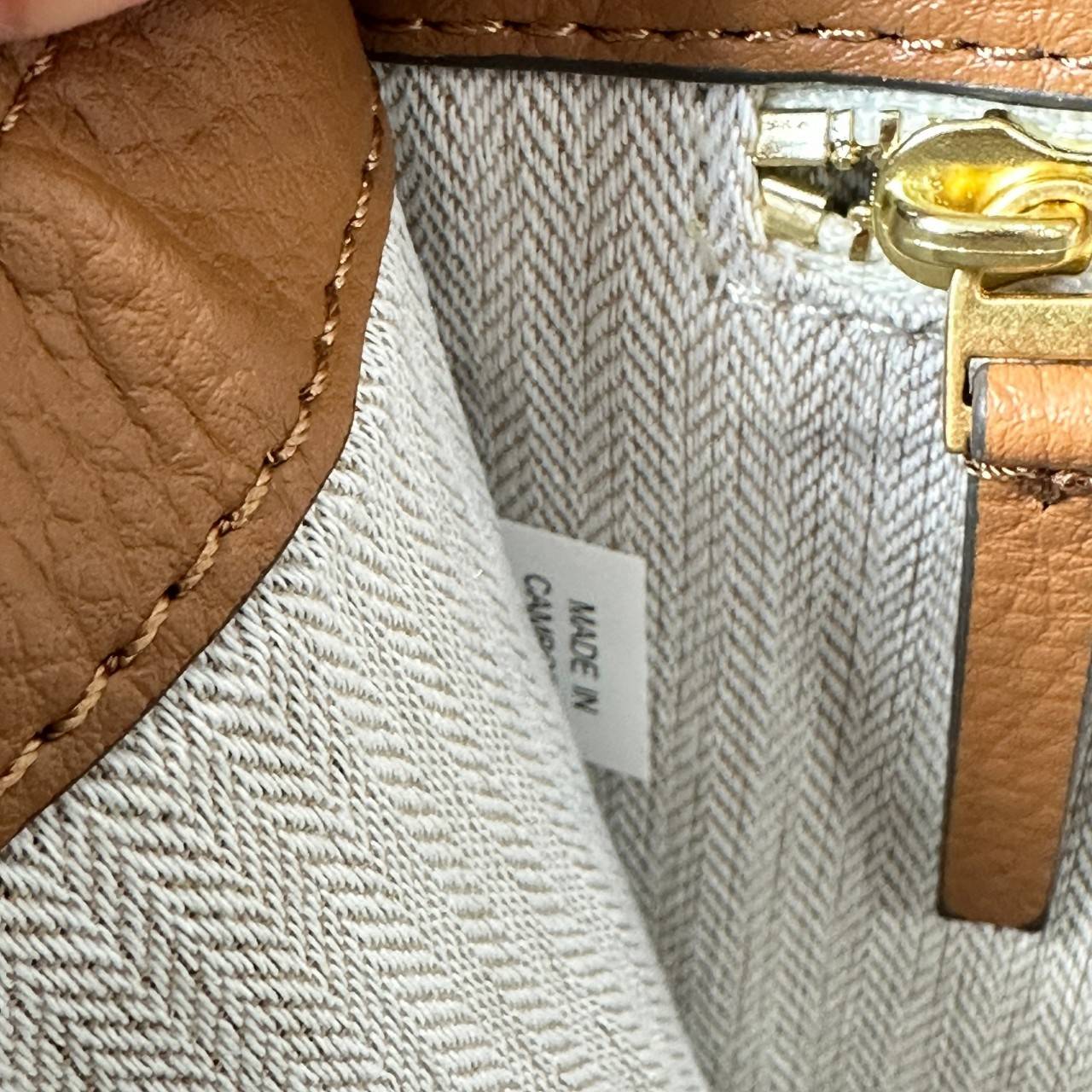 Tory Burch Britten Small Convertible Shoulder Bag คอลเลคชั่นใหม่สุดเรียบหรู