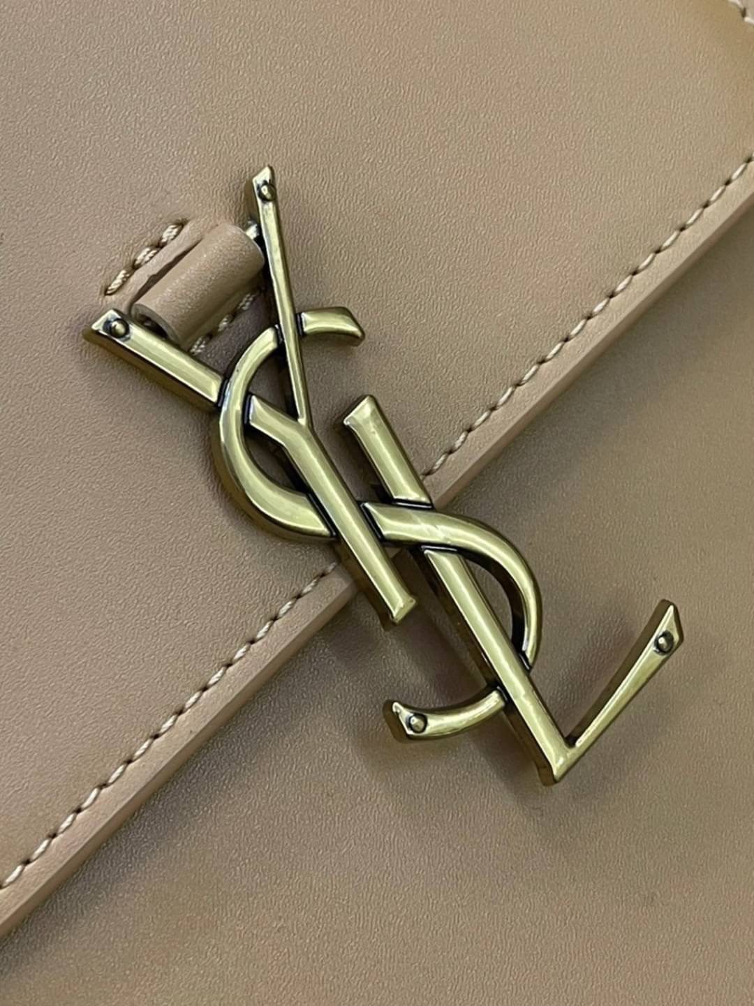 หนังแท้ YSL Yves Saint Laurent small leather shoulder bag กระเป๋าสะพายทรงเหลี่ยมแนวตั้งดีไซน์สวยหรูอยู่ทรงมีโลโก้แบรนด์ด้านหน้า อะไหล่ทองสวยหรู ภายในโล่งกว้าง สายสะพายหนังยาวปรับระดับได้ Rare items เด็ดๆแบบนี้ห้ามพลาด!