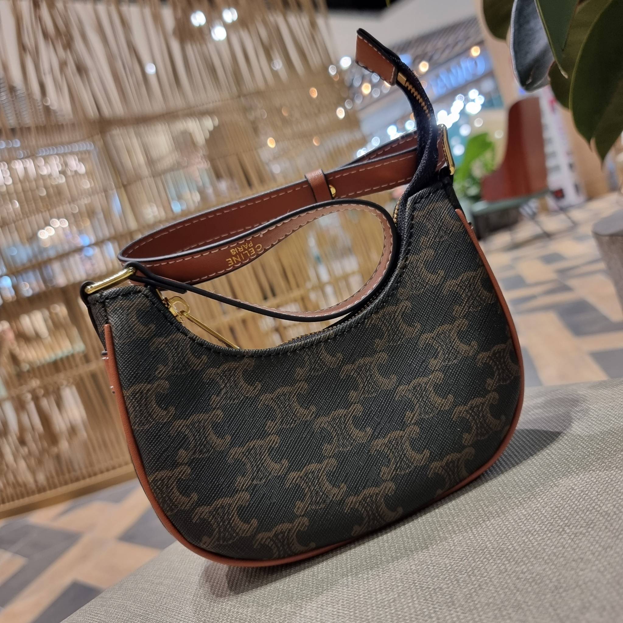 CELINE MINI AVA IN TRIOMPHE CANVAS AND CALFSKIN สวยเกินต้านกับน้องมินิ รุ่นสุดปัง ที่ใครเห็นก็ต้องว้าว กับกระเป๋าสะพายไหล่ ไซส์มินิ น้องน่ารักม้ากกก!! ไม่ไหว!! รูปทรงที่ไม่เหมือนใคร ใช้งานง่าย วัสดุหนังแคนวาสตัดสลับหนังแท้ สวยลงตัว รูดเปิด-ปิดด้วยซิป สายส