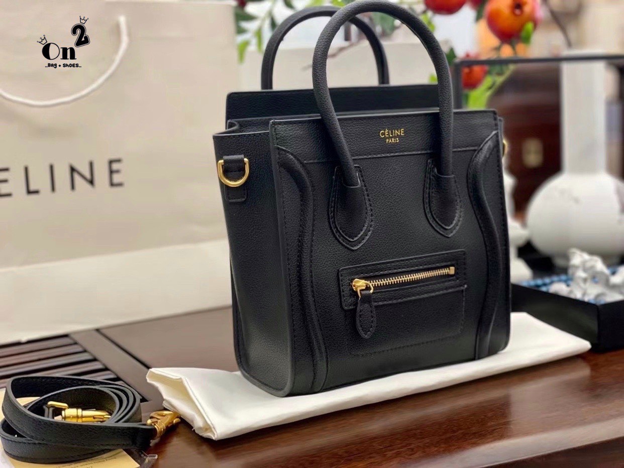 พร้อมส่งรุ่นยอดฮิต!! CELINE HANDLE BAG VIP / Celine Nano Luggage Bag กระเป๋าหนังแท้ ขนาดกำลังดี เปิดปิดด้วยซิปอะไหล่ทองมีที่จับหนัง ด้านในกว้าง มาพร้อมช่องซิปอีกช่อง เป็นอีกทรงที่ฮิตมานานข้ามปี มาพร้อมสายยาวสะพายแบบ CROSSBODYได้ หรือจะถือออกงานก็สวยหรูอีก