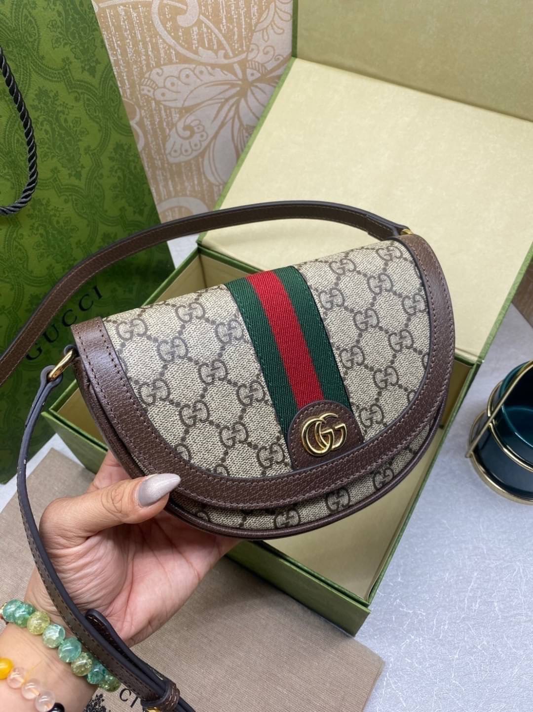 GUCCI OPHIDIA MINI GG SHOULDER BAG กระเป๋าสะพายทรงครึ่งวงกลมผสมผสานกับดีไซน์ร่วมสมัย เกรดท็อปออริจินอล 1:1 สลับแท้ หนังแท้ผสมแคนวาส ใช้งานต่างประเทศได้