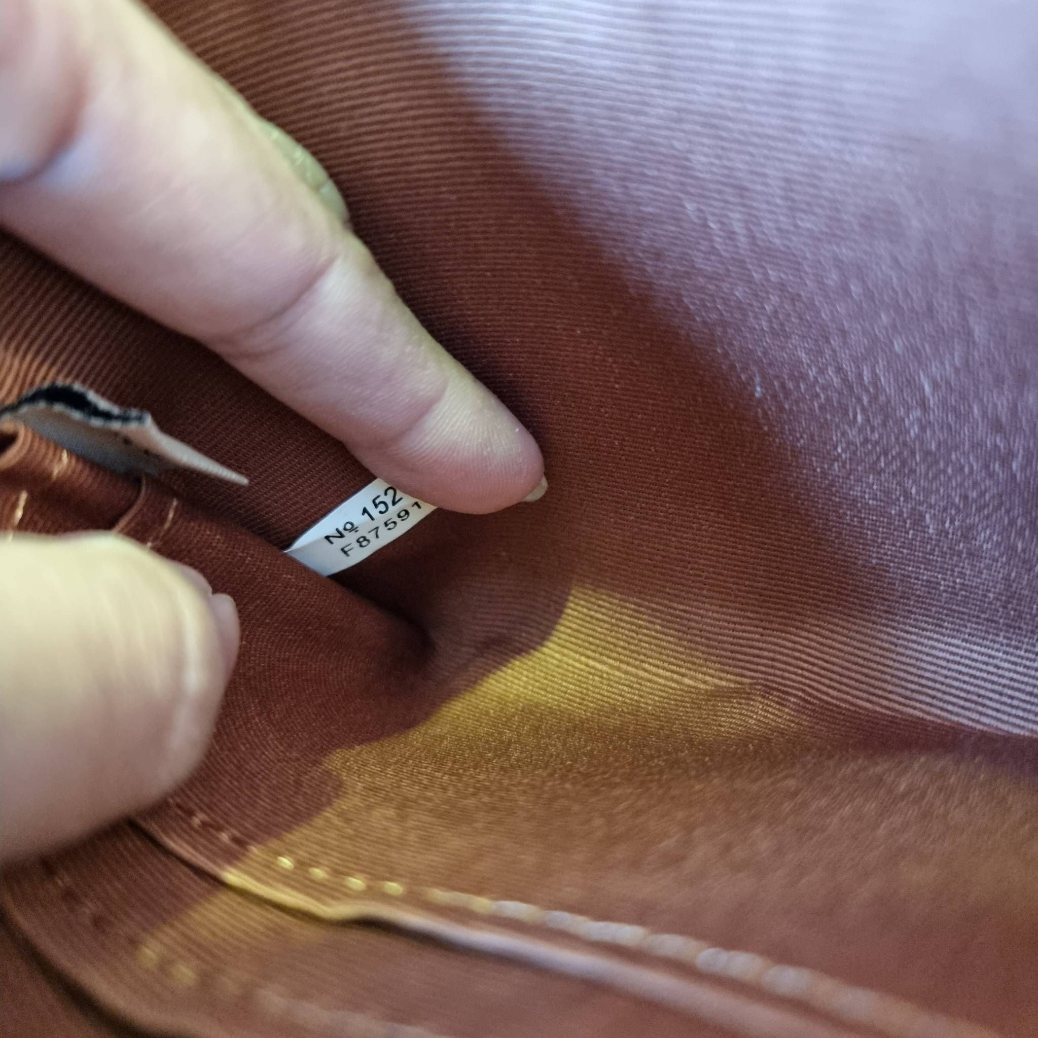 COACH F87591 DOUBLE CORNER ZIP WALLET IN SIGNATURE COATED CANVAS คล้องมือรุ่น 2 ซิป!! มาแล้วจ้า 🌟🤗 ไซส์นี้คือเหมาะมือจริงๆ พกง่ายเช่นเคย ไม่ต้องกังวลว่าจะเกะกะหรือกินพื้นที่กระเป๋าหลัก วัสดุหนังแคนวาสเคลือบลาย มีช่องหลักแยก 2 ช่อง ภายในบุผ