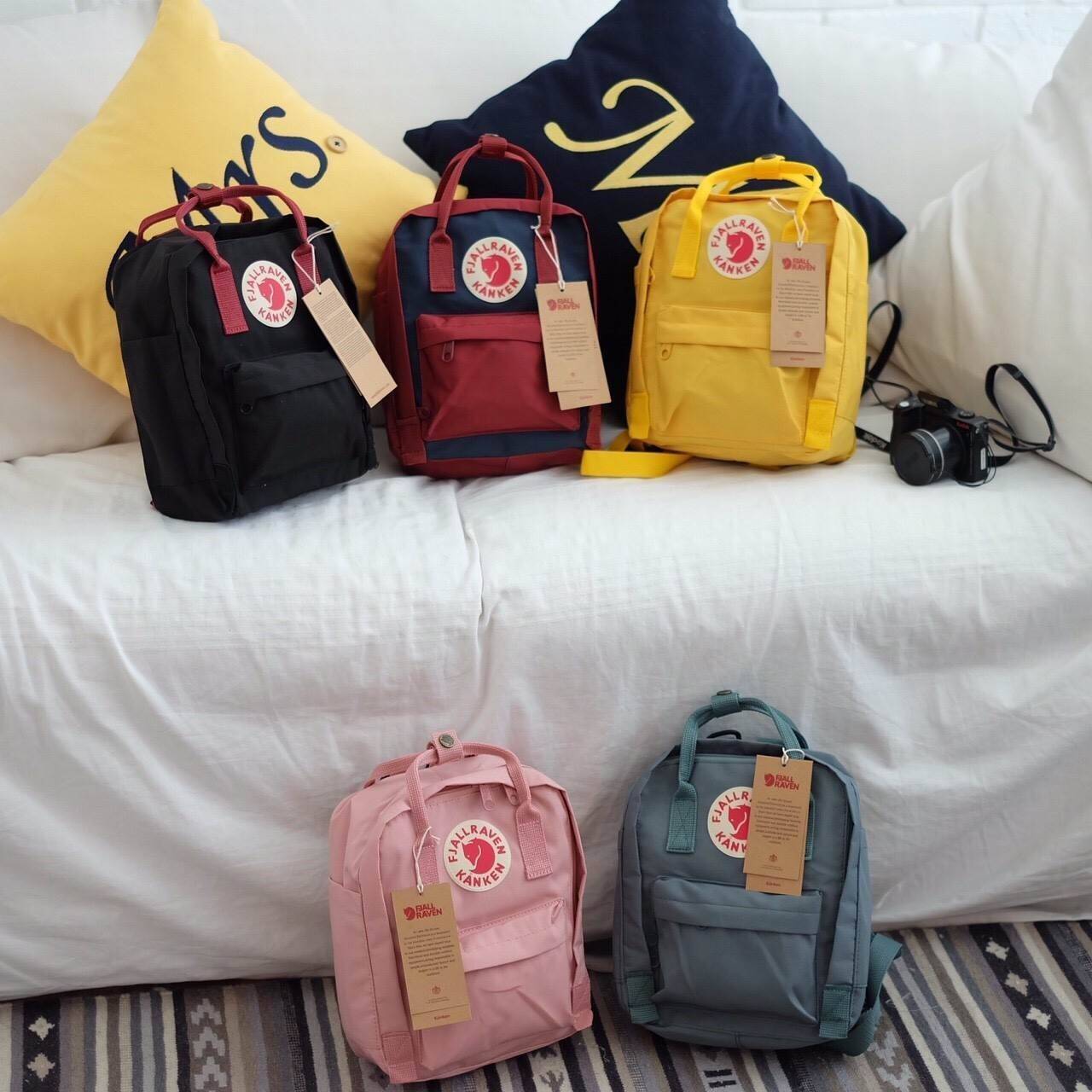 Kanken backpack กระเป๋าเป้สุดฮิต คุณสมบัติมีความทนทานสูงและสามารถกันน้ำ ทำจากเส้นใยพิเศษ เรียกว่า Vinylon-F มีซิปกลางที่เปิดเข้าไป ส่วนข้างในกระเป๋า ด้านในจะมีโฟมสำหรับรองแผ่นหลัง สะพาย สะพายสบายค่ะ เหมาะเป็นกระเป๋าเป้ที่สะพายไปโรงเรียน วันว่างสบายๆ หรือเ