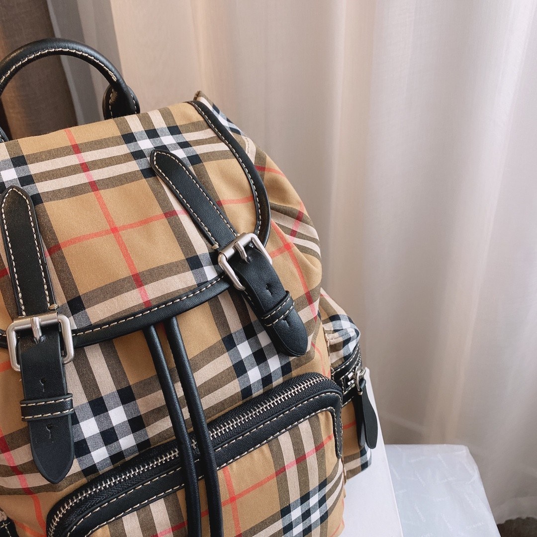 BURBERRY BAGPACK VIP GIFT WITH PURCHASE (GWP) พรีเมี่ยมกิ๊ฟ Limited Edition จาก BURBERRY วัสดุผ้าCanvasสลับหนัง เป้ทรงสวย